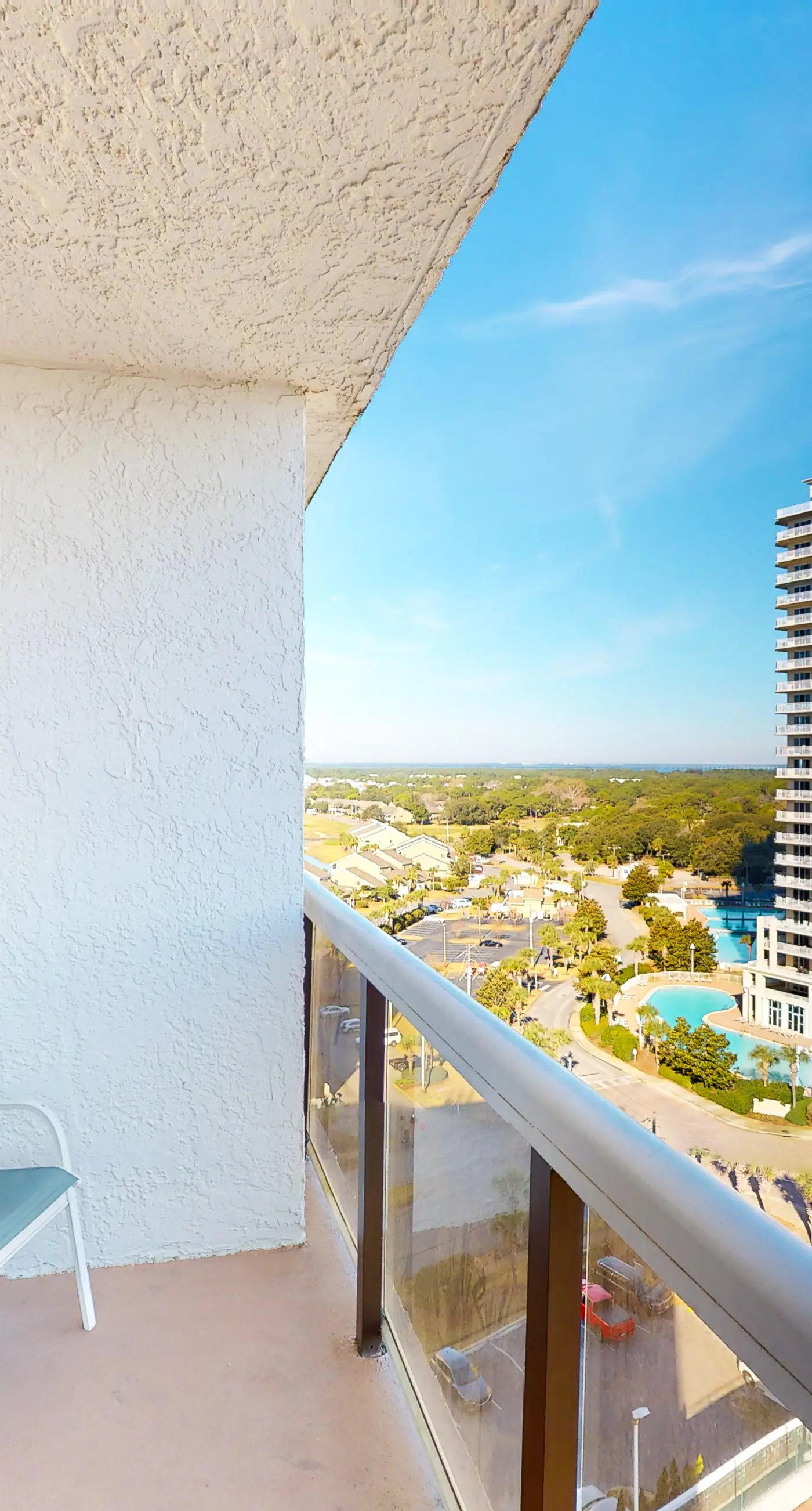 11th-floor studio with access to pool, hot tub, & fast WiFi - near beach