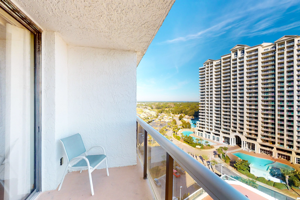 11th-floor studio with access to pool, hot tub, & fast WiFi - near beach
