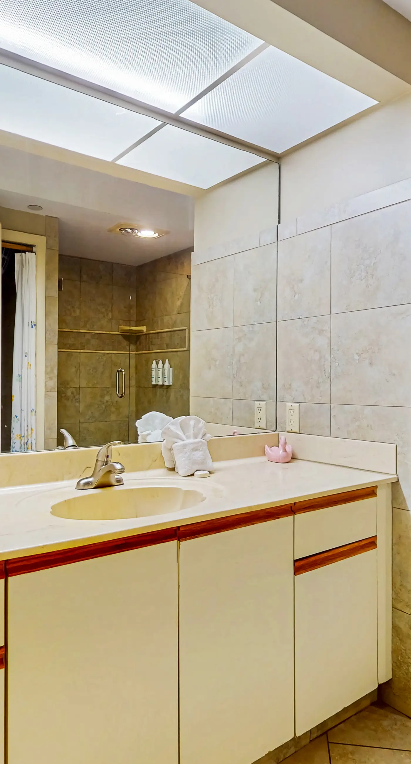 Bright Gulf view condo w/ shared pool, hot tub, tennis & easy beach access