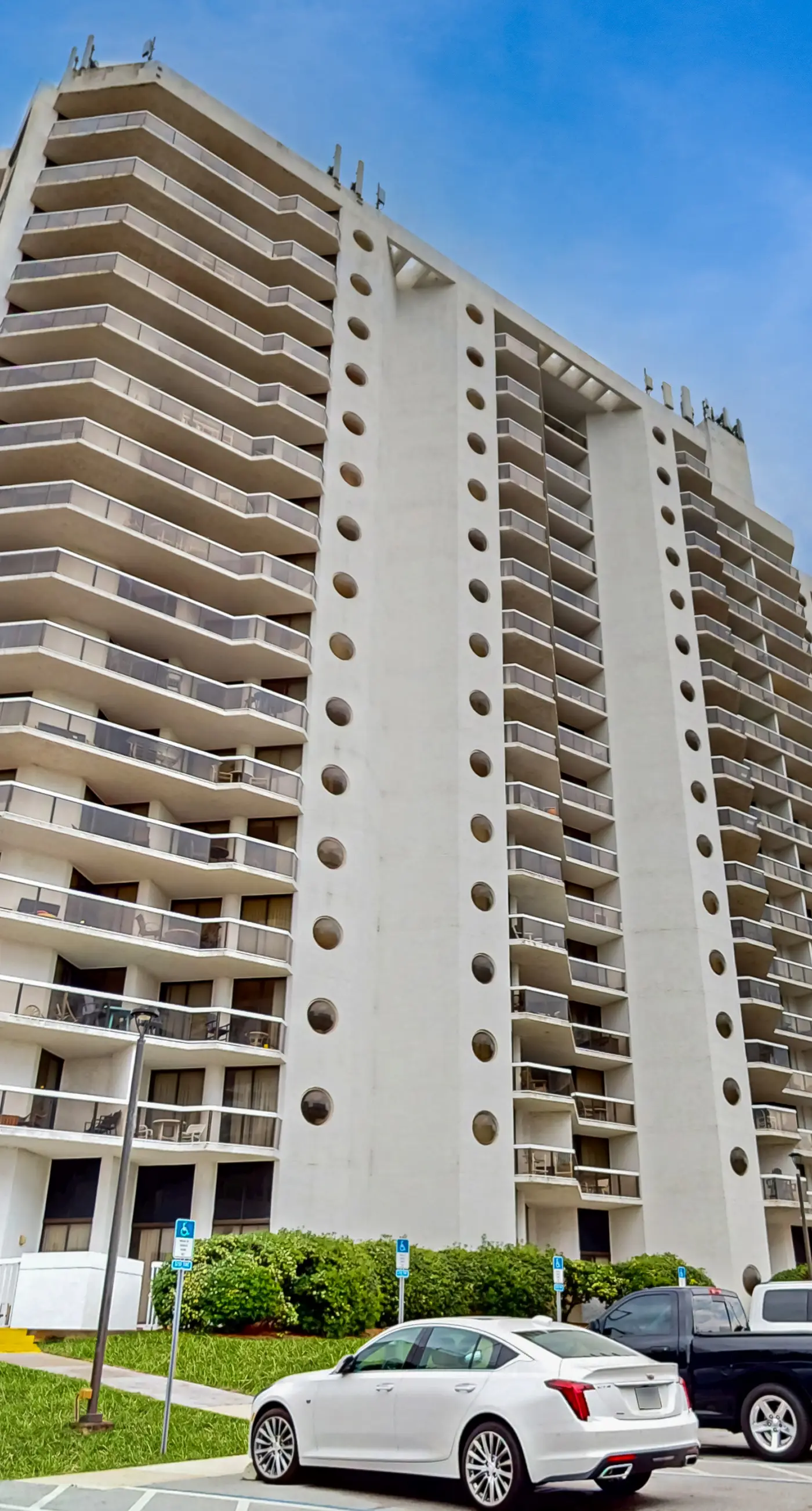 Bright Gulf view condo w/ shared pool, hot tub, tennis & easy beach access