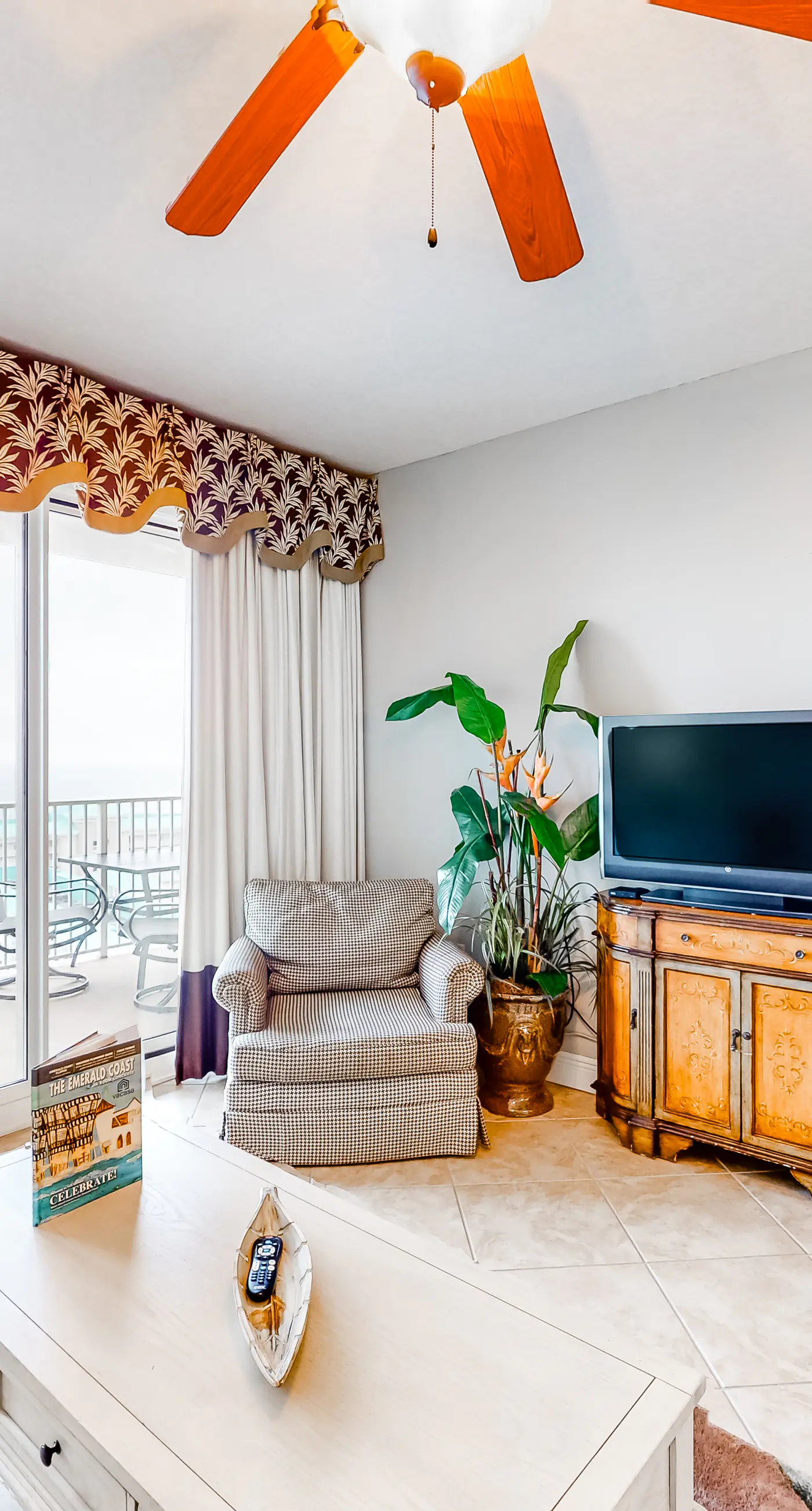 Inviting & well-equipped 19th-floor condo w/beach views, shared pool & tennis