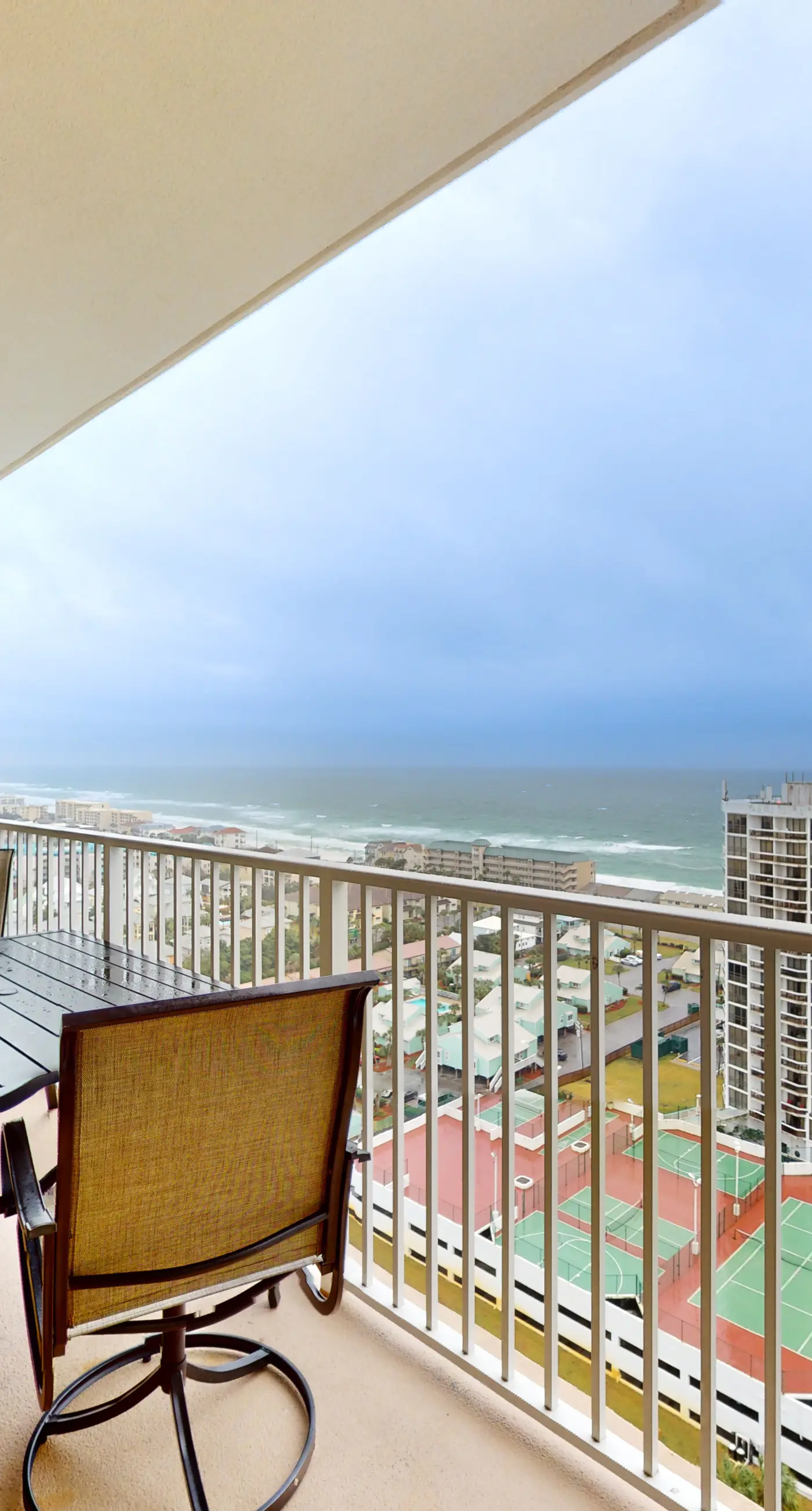Inviting & well-equipped 19th-floor condo w/beach views, shared pool & tennis