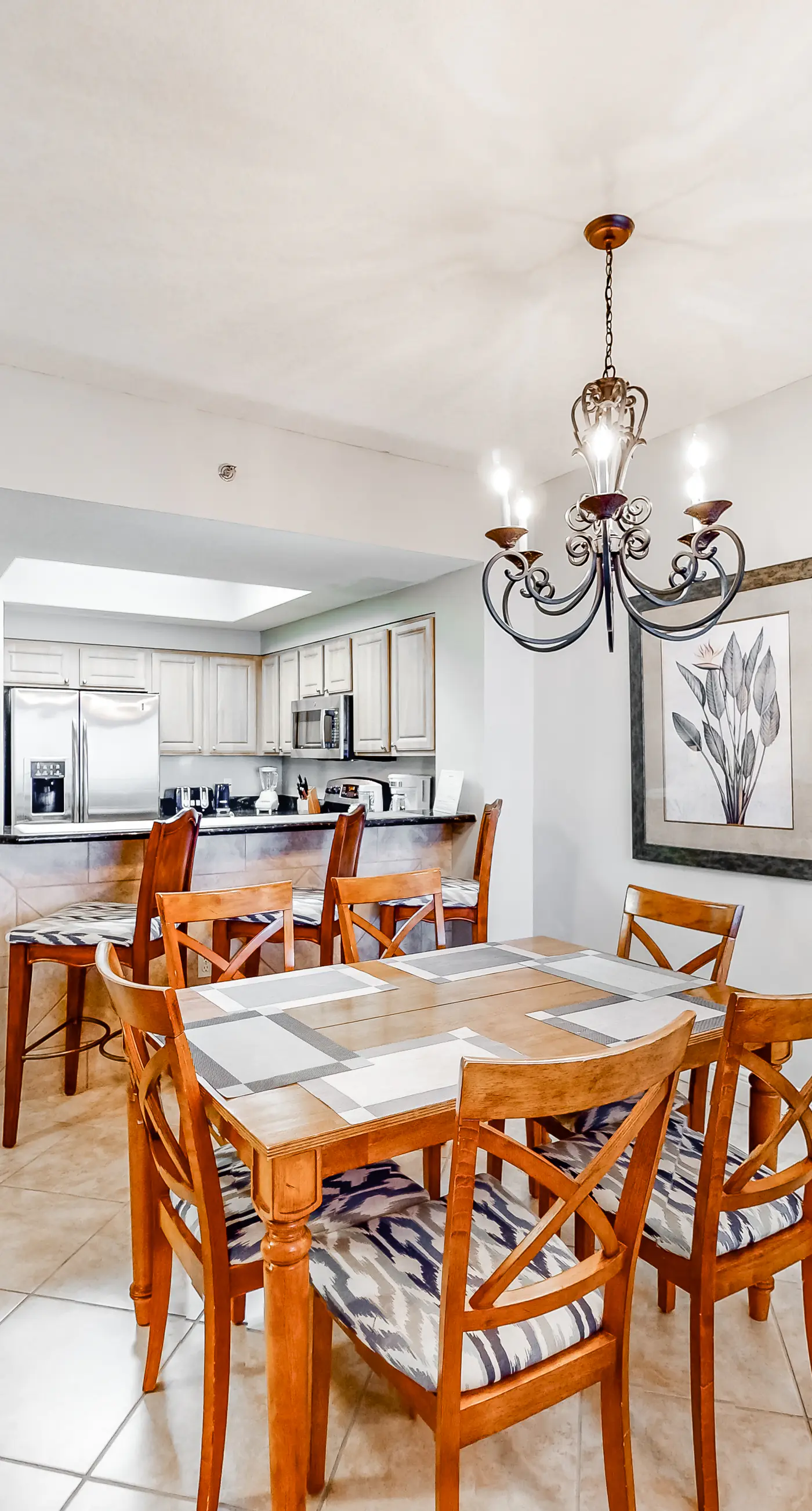 Inviting & well-equipped 19th-floor condo w/beach views, shared pool & tennis