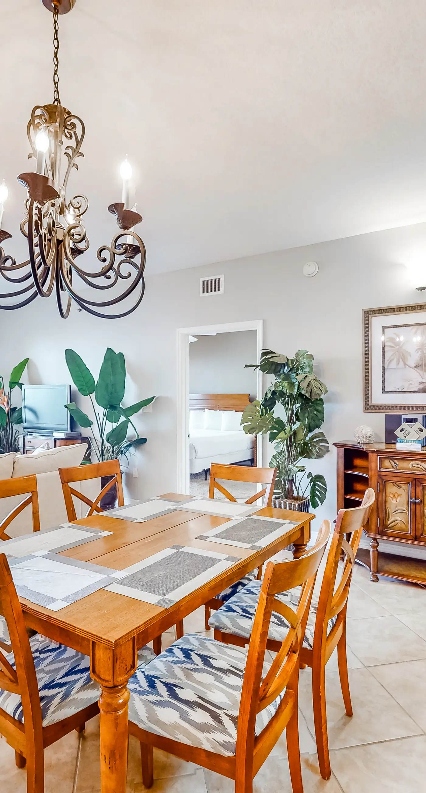 Inviting & well-equipped 19th-floor condo w/beach views, shared pool & tennis
