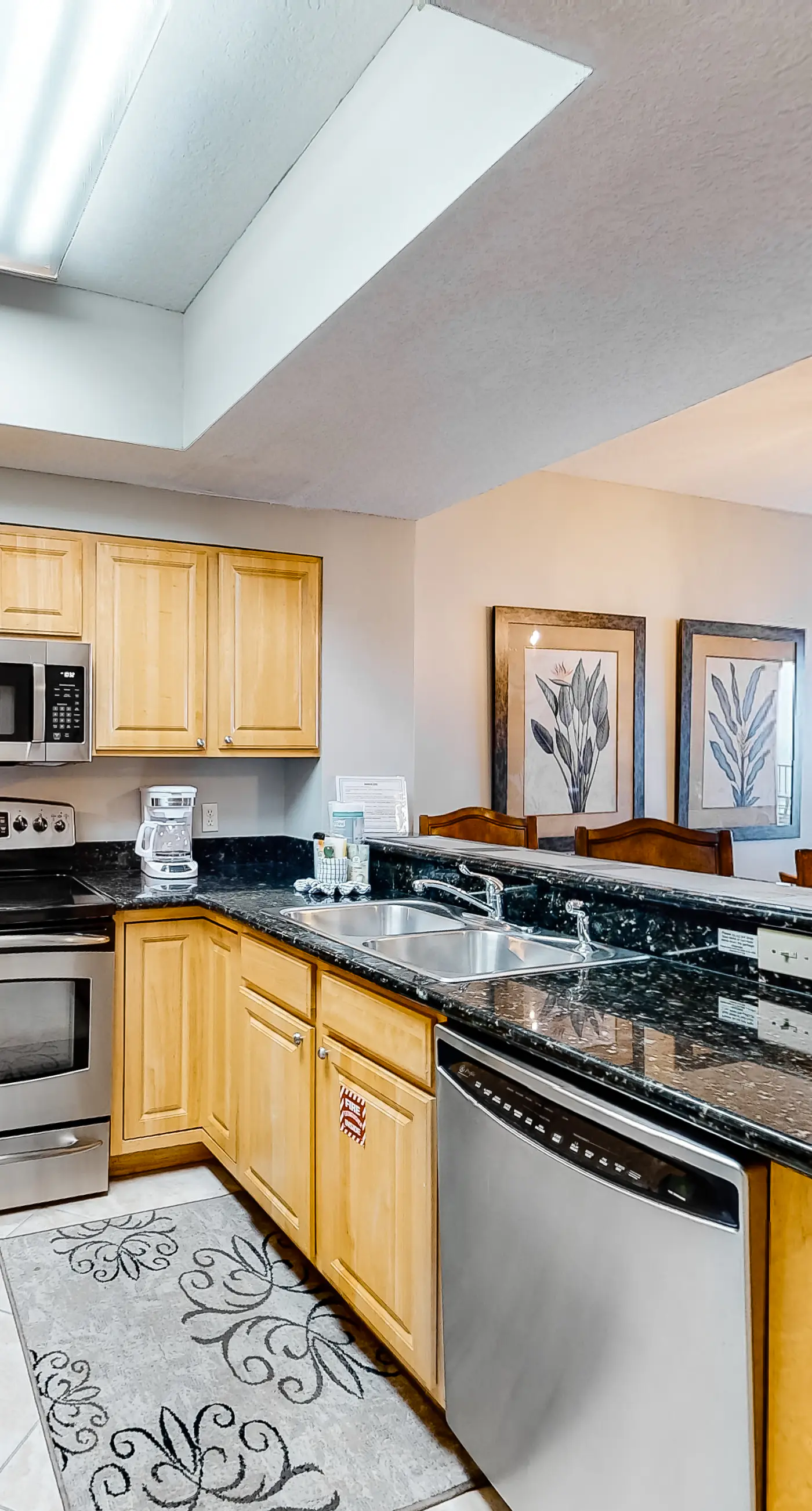Inviting & well-equipped 19th-floor condo w/beach views, shared pool & tennis