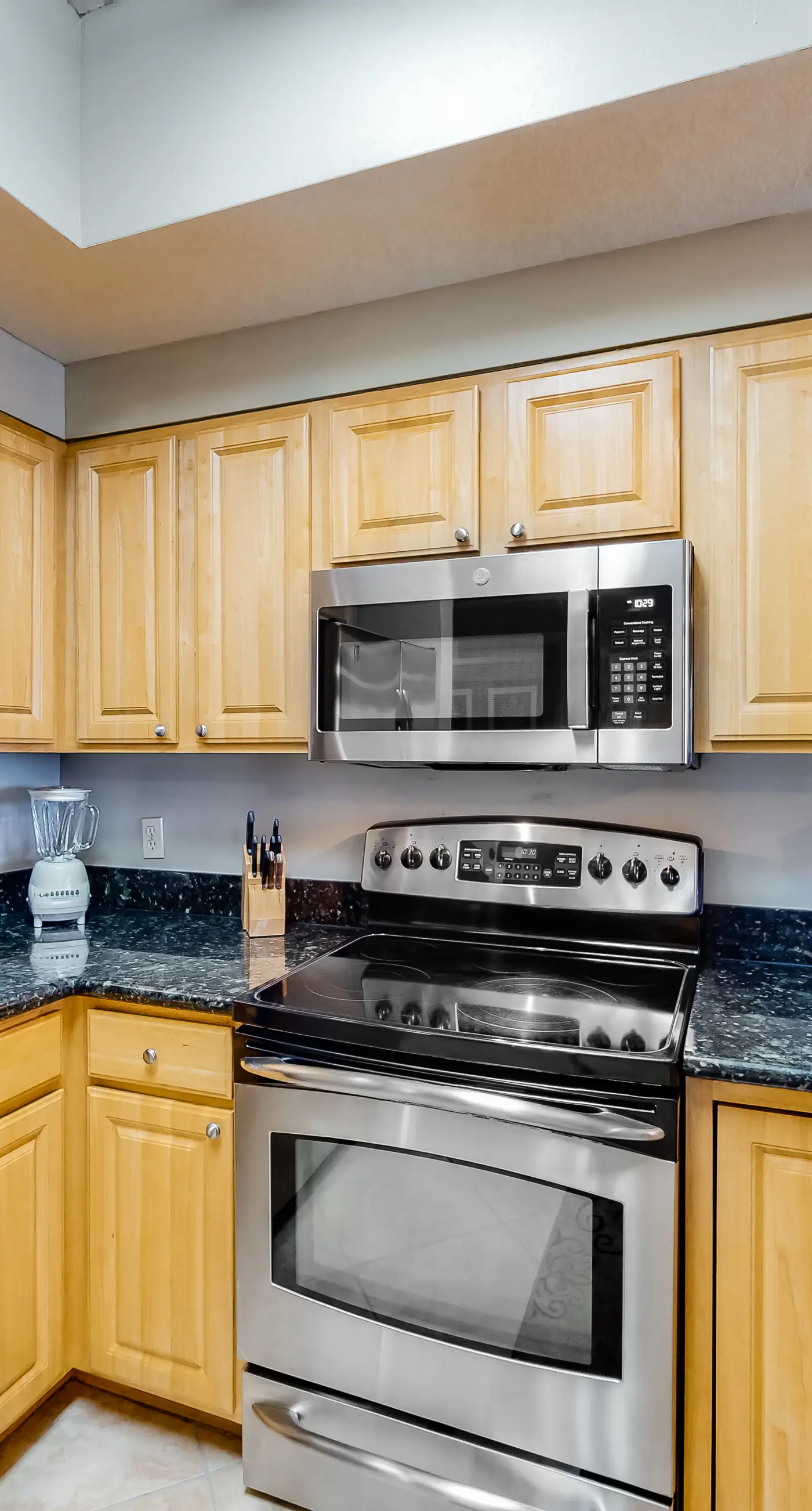 Inviting & well-equipped 19th-floor condo w/beach views, shared pool & tennis
