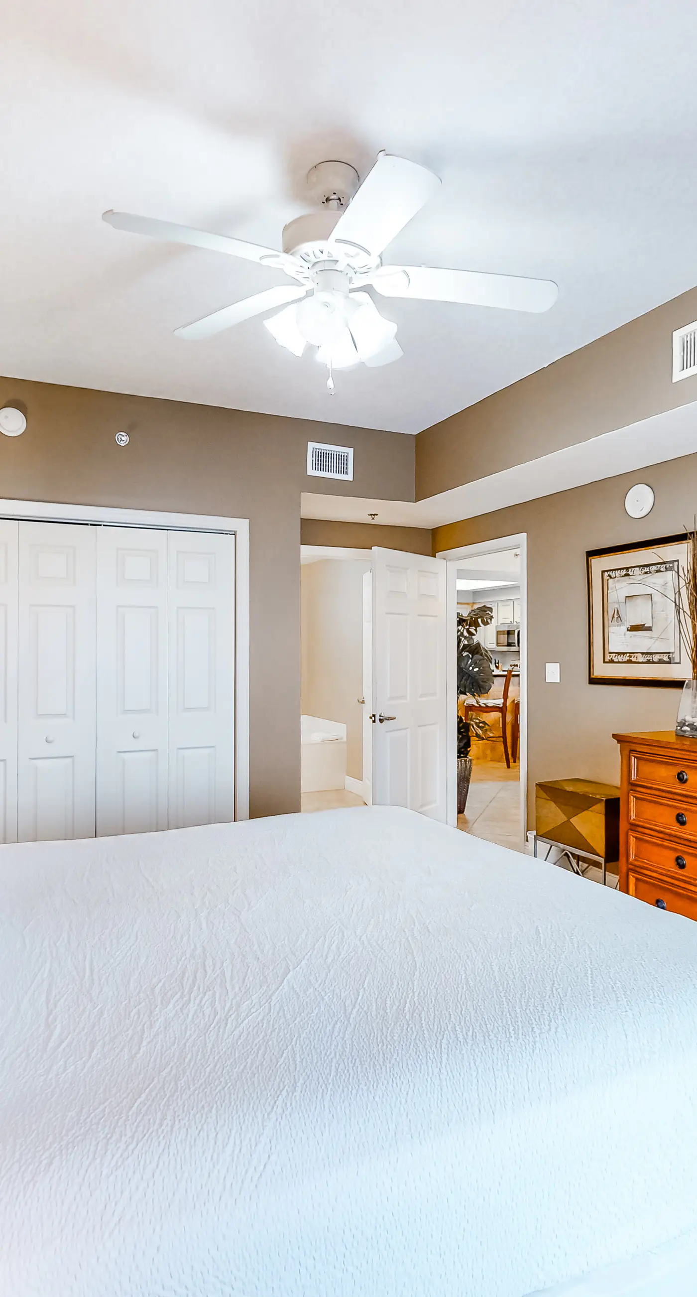 Inviting & well-equipped 19th-floor condo w/beach views, shared pool & tennis