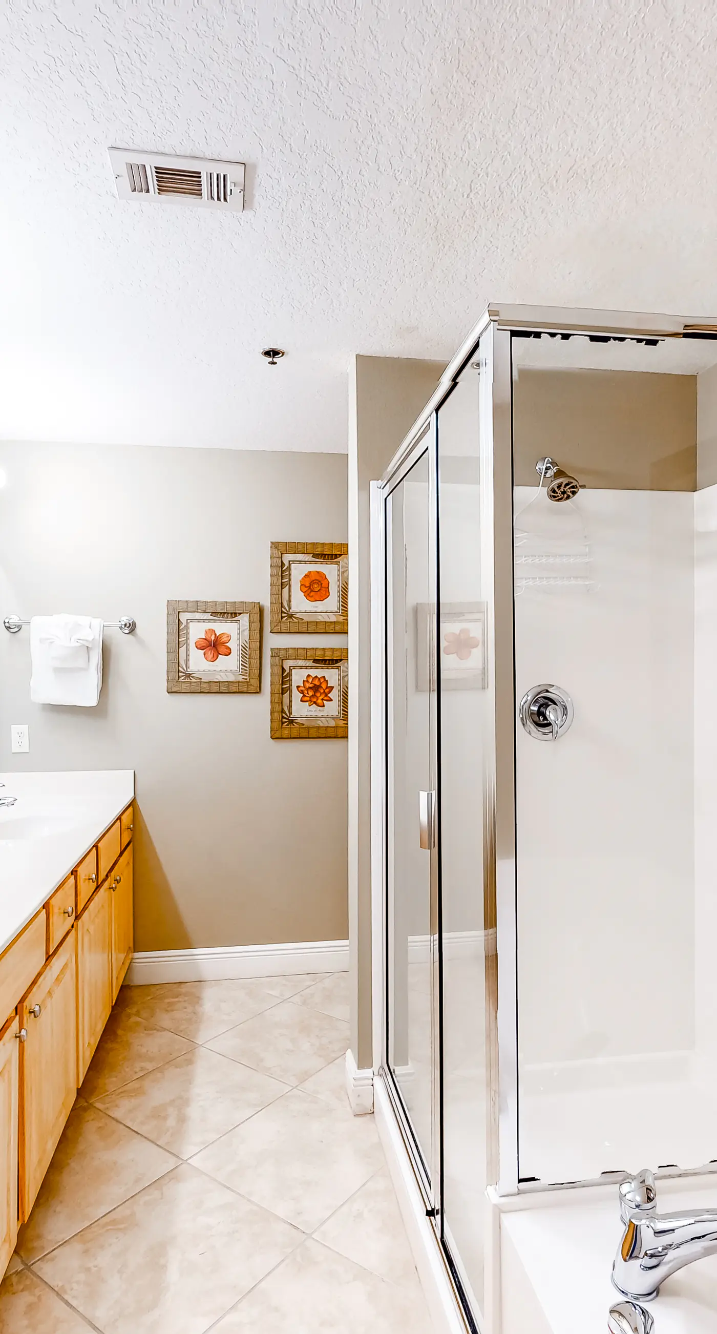 Inviting & well-equipped 19th-floor condo w/beach views, shared pool & tennis