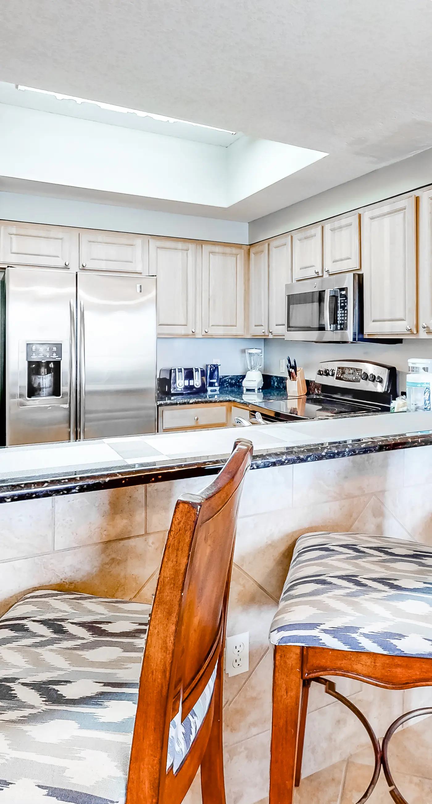 Inviting & well-equipped 19th-floor condo w/beach views, shared pool & tennis
