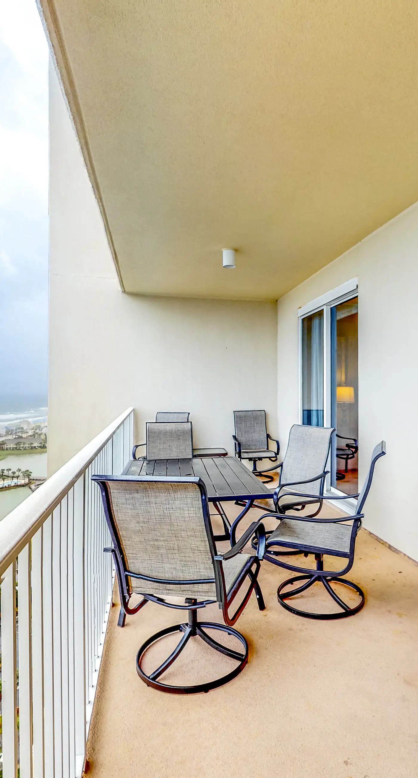 Inviting & well-equipped 19th-floor condo w/beach views, shared pool & tennis