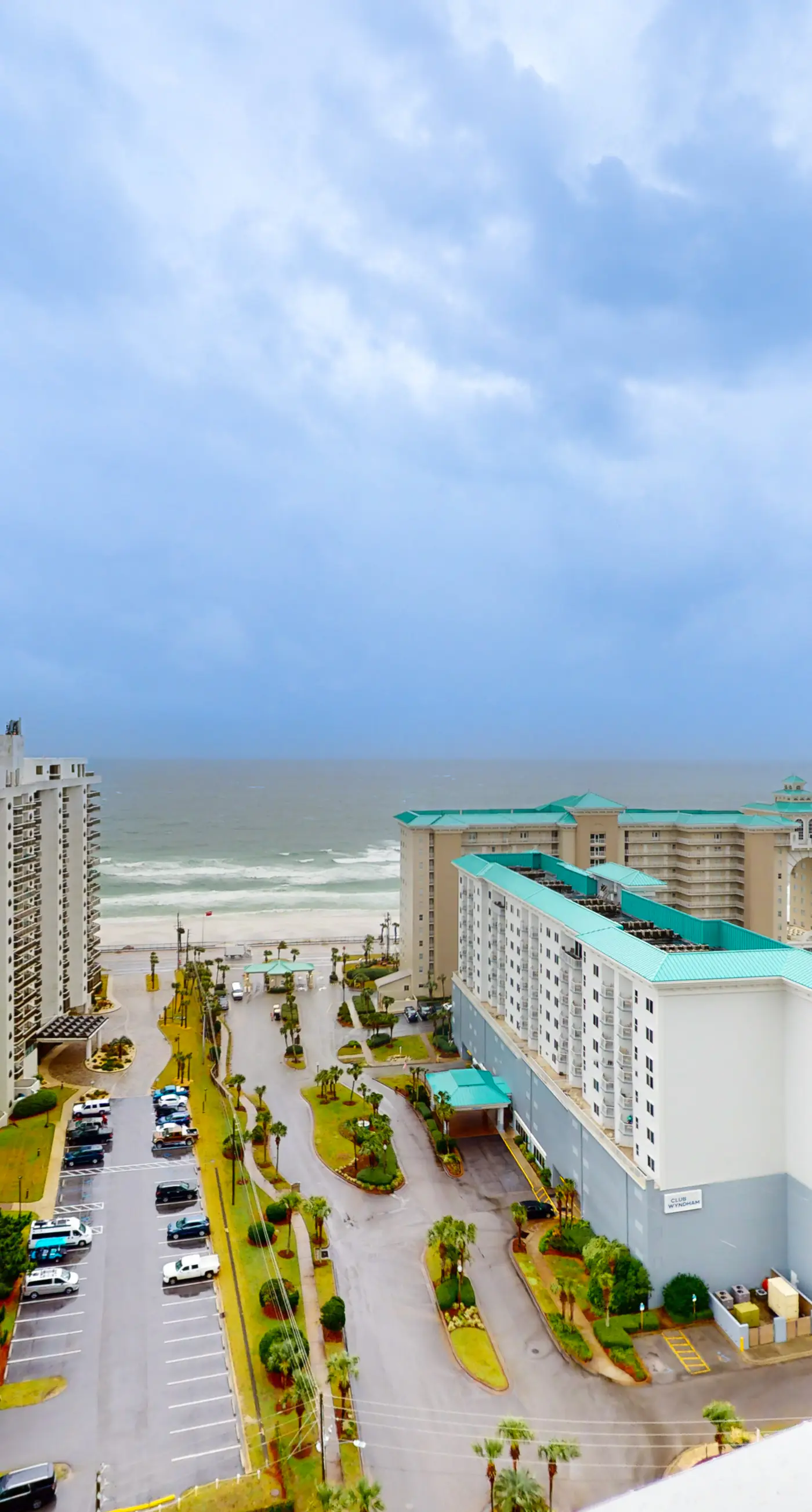 Inviting & well-equipped 19th-floor condo w/beach views, shared pool & tennis