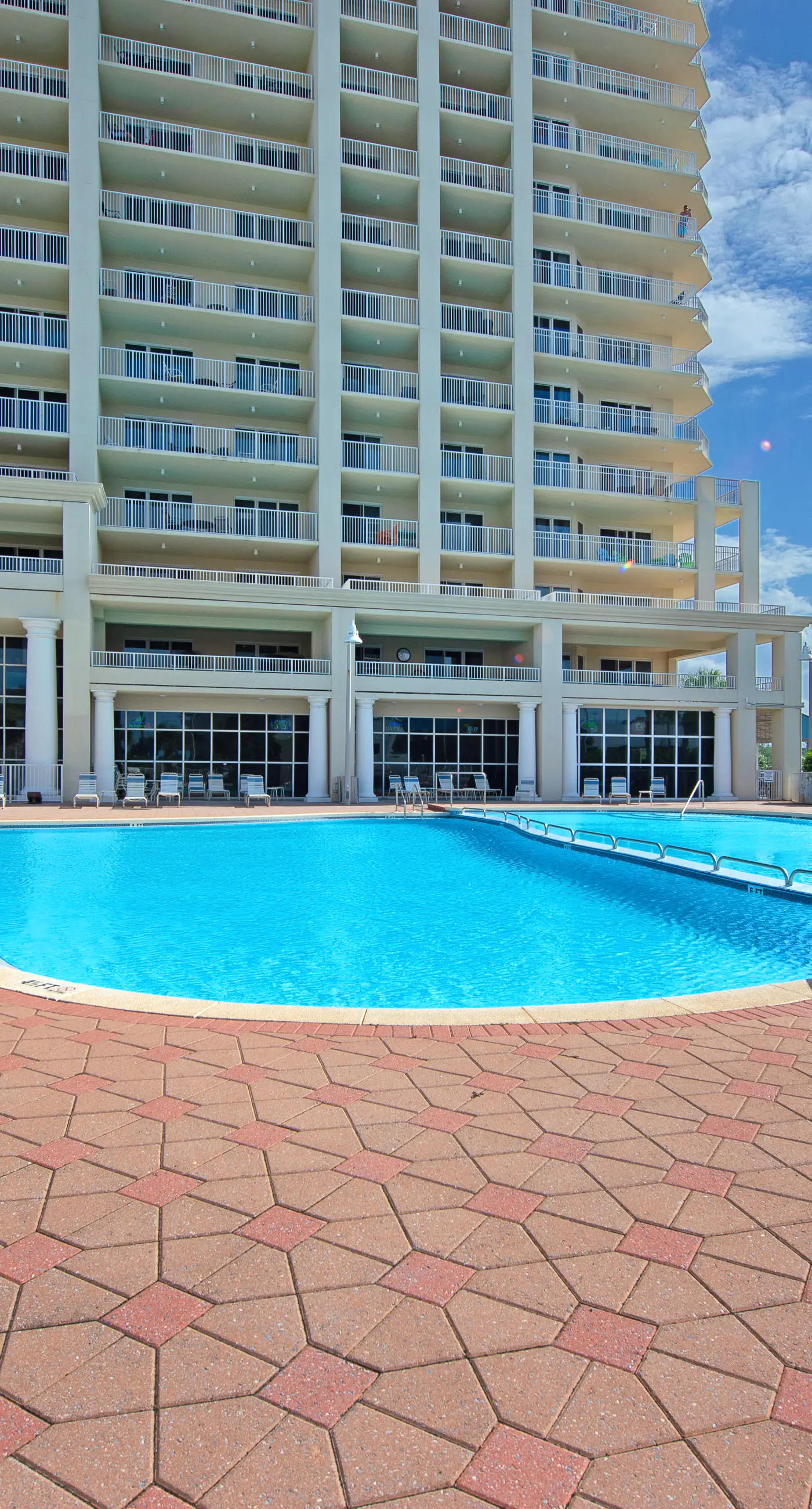 Inviting & well-equipped 19th-floor condo w/beach views, shared pool & tennis