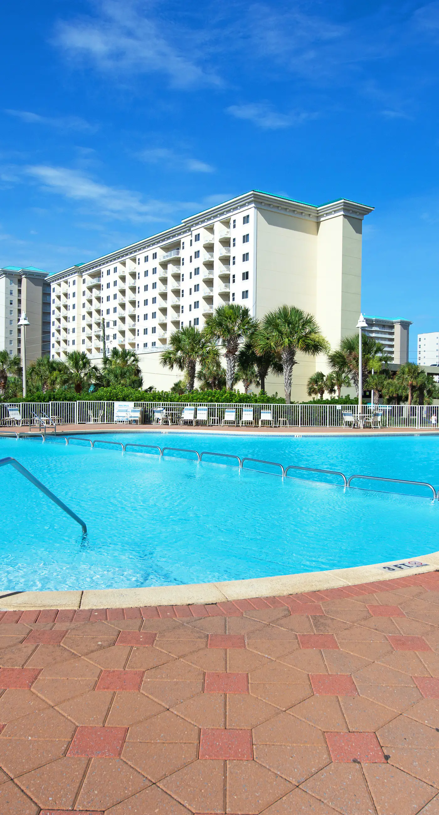 Inviting & well-equipped 19th-floor condo w/beach views, shared pool & tennis