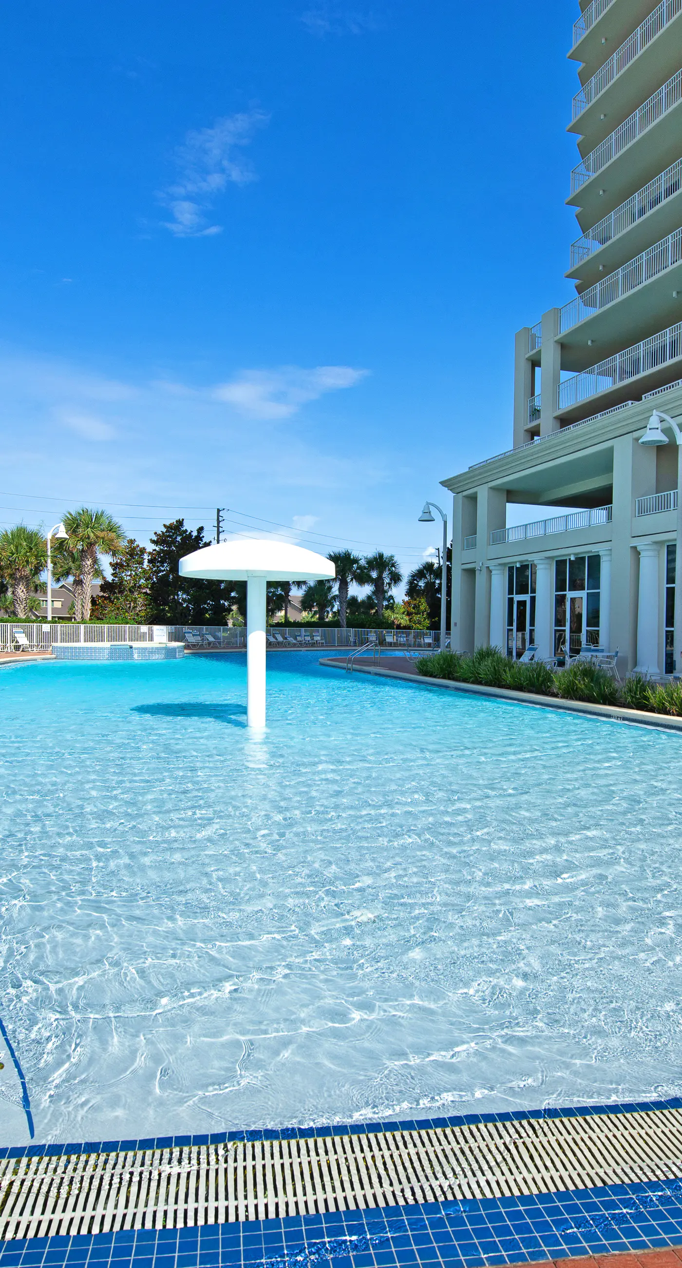 Inviting & well-equipped 19th-floor condo w/beach views, shared pool & tennis