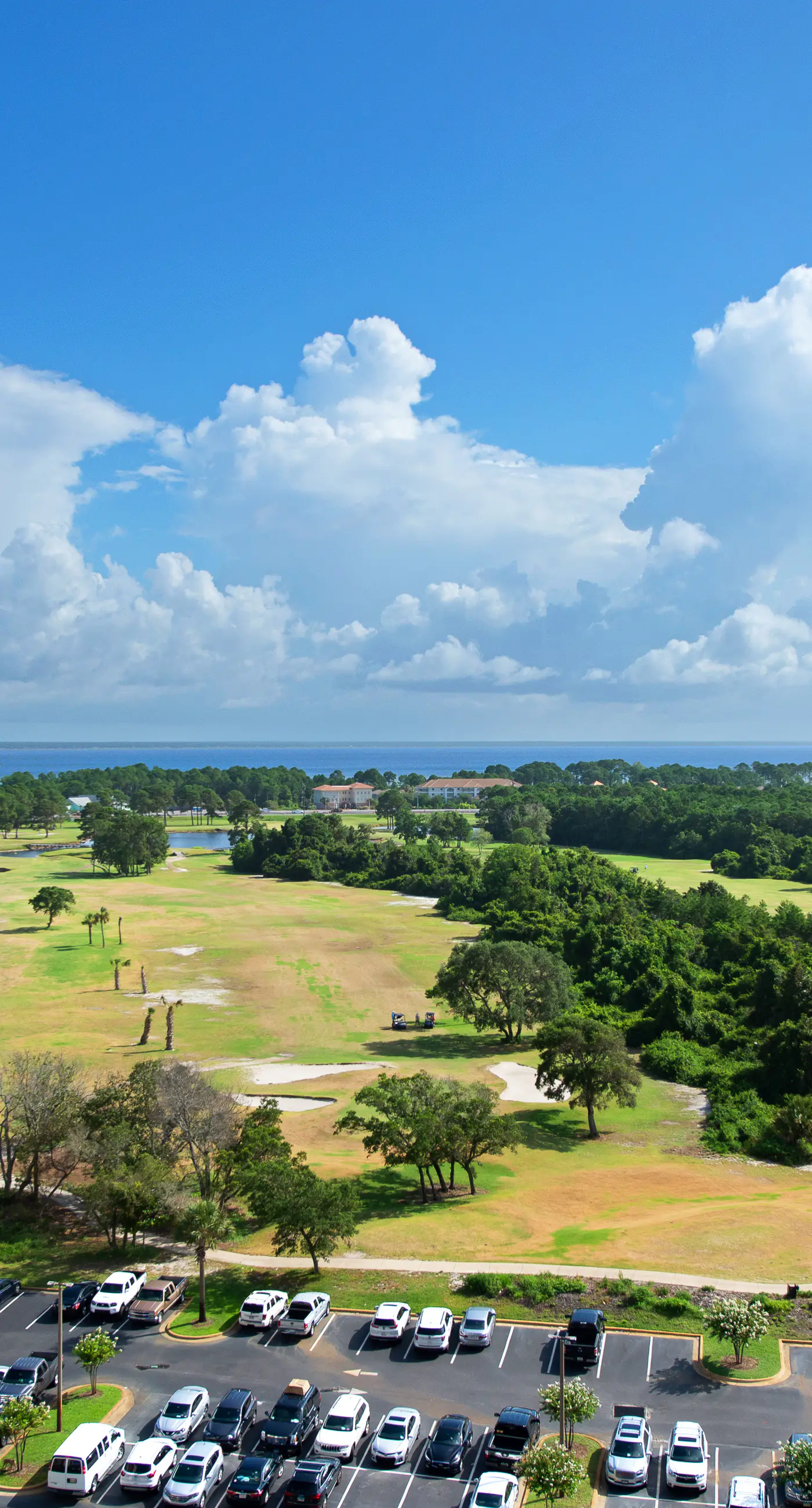 Inviting & well-equipped 19th-floor condo w/beach views, shared pool & tennis