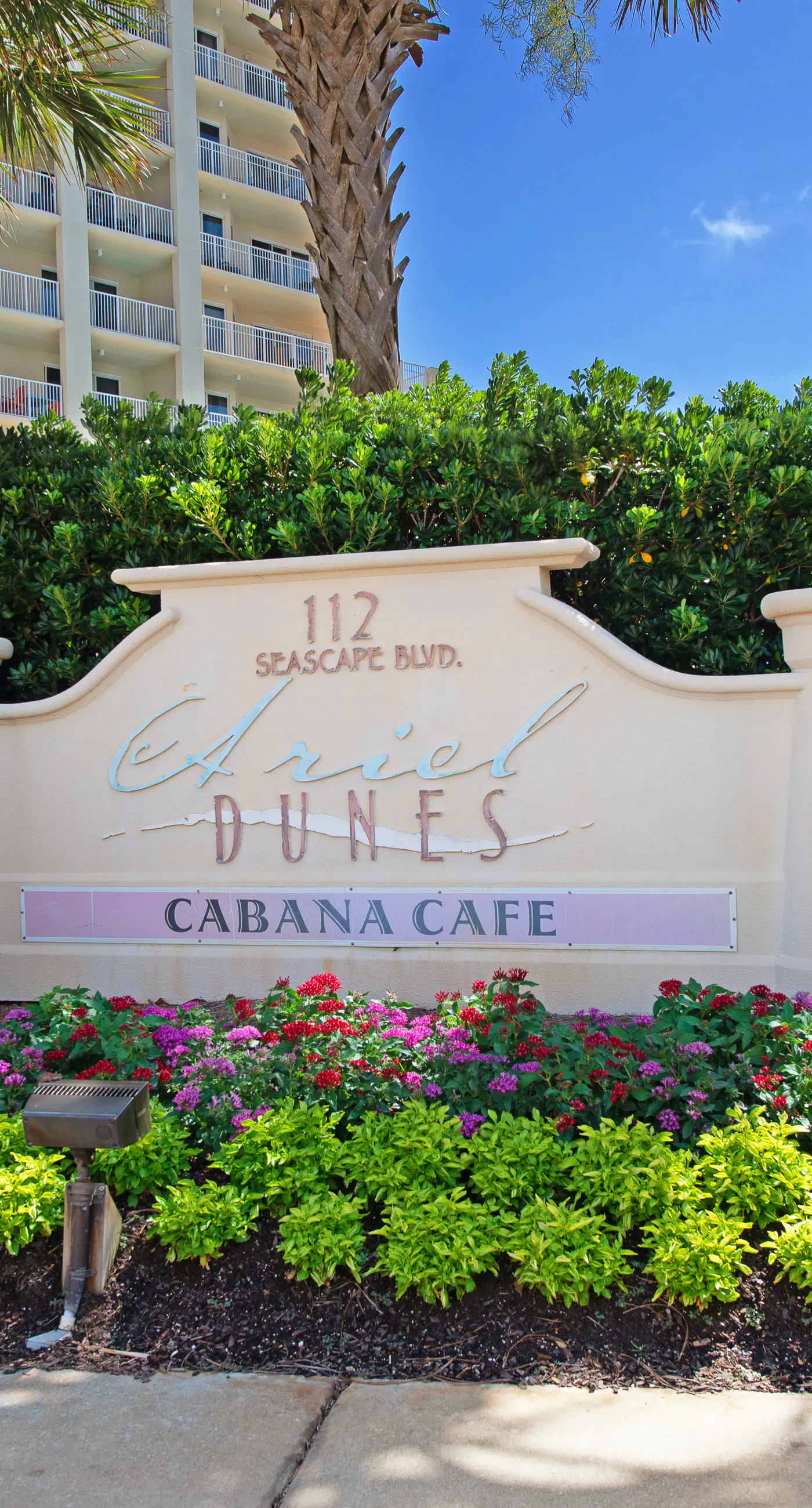 Inviting & well-equipped 19th-floor condo w/beach views, shared pool & tennis