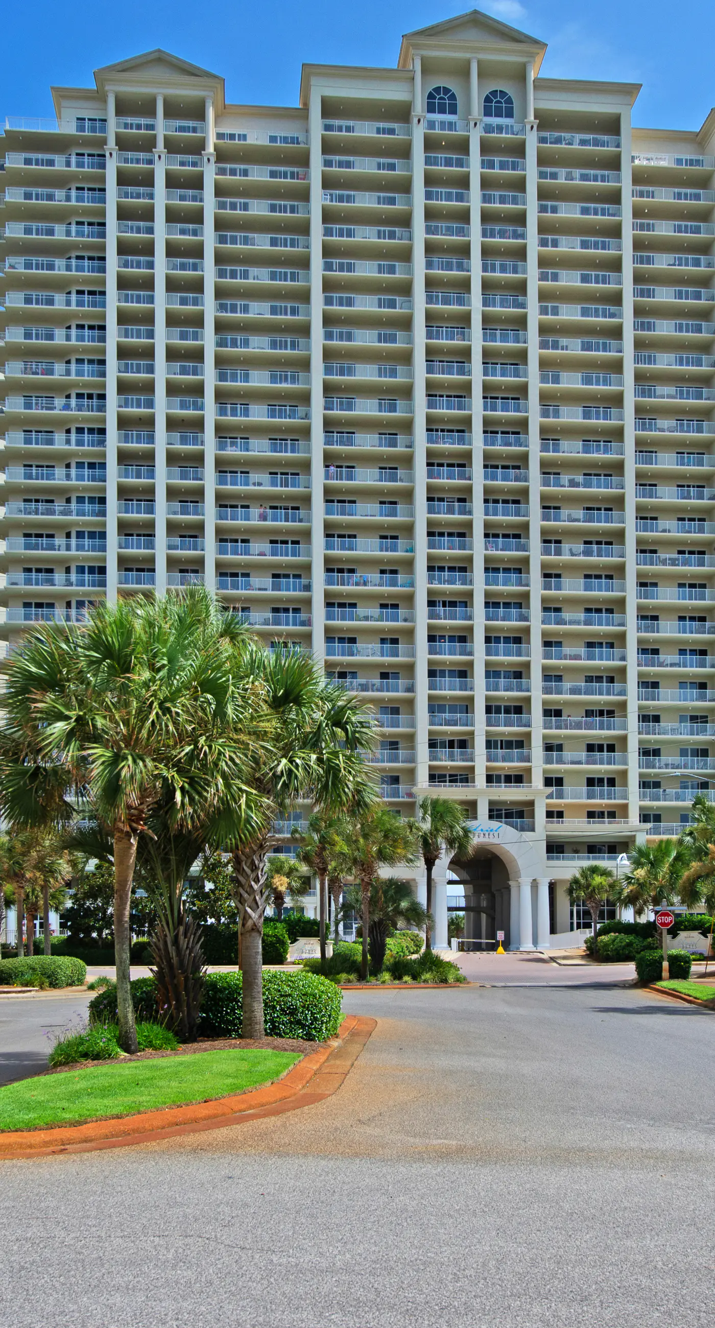 Inviting & well-equipped 19th-floor condo w/beach views, shared pool & tennis