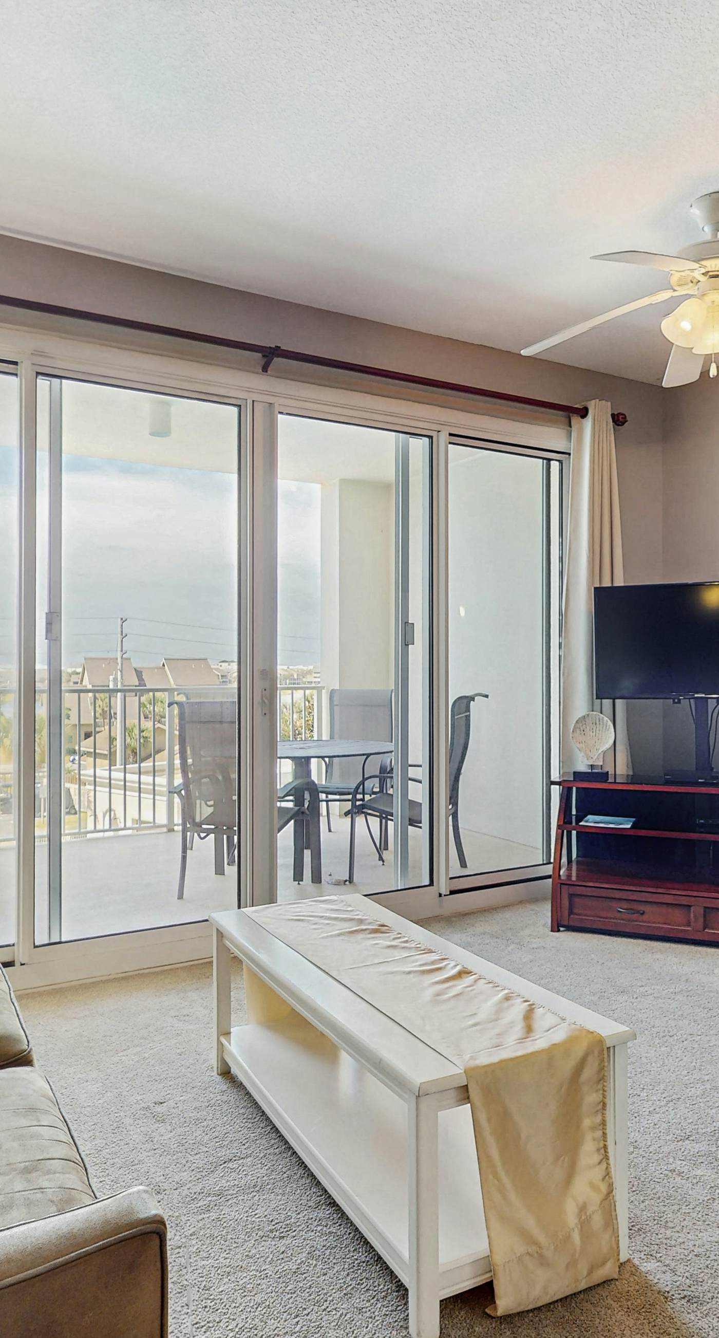 Coastal condo with a scenic balcony, pool, and gym access - W&D & Wifi