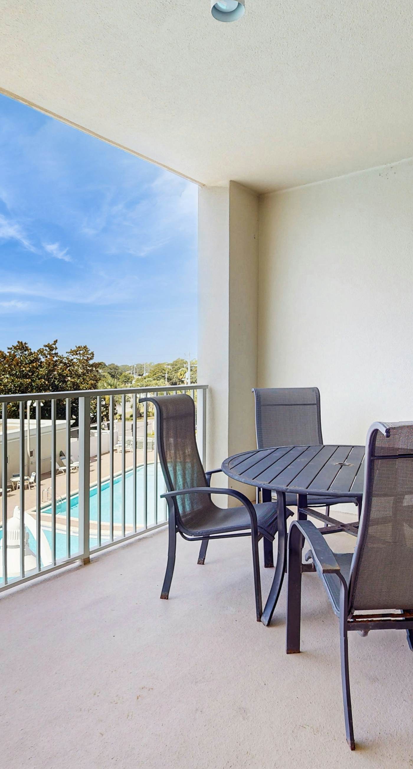 Coastal condo with a scenic balcony, pool, and gym access - W&D & Wifi