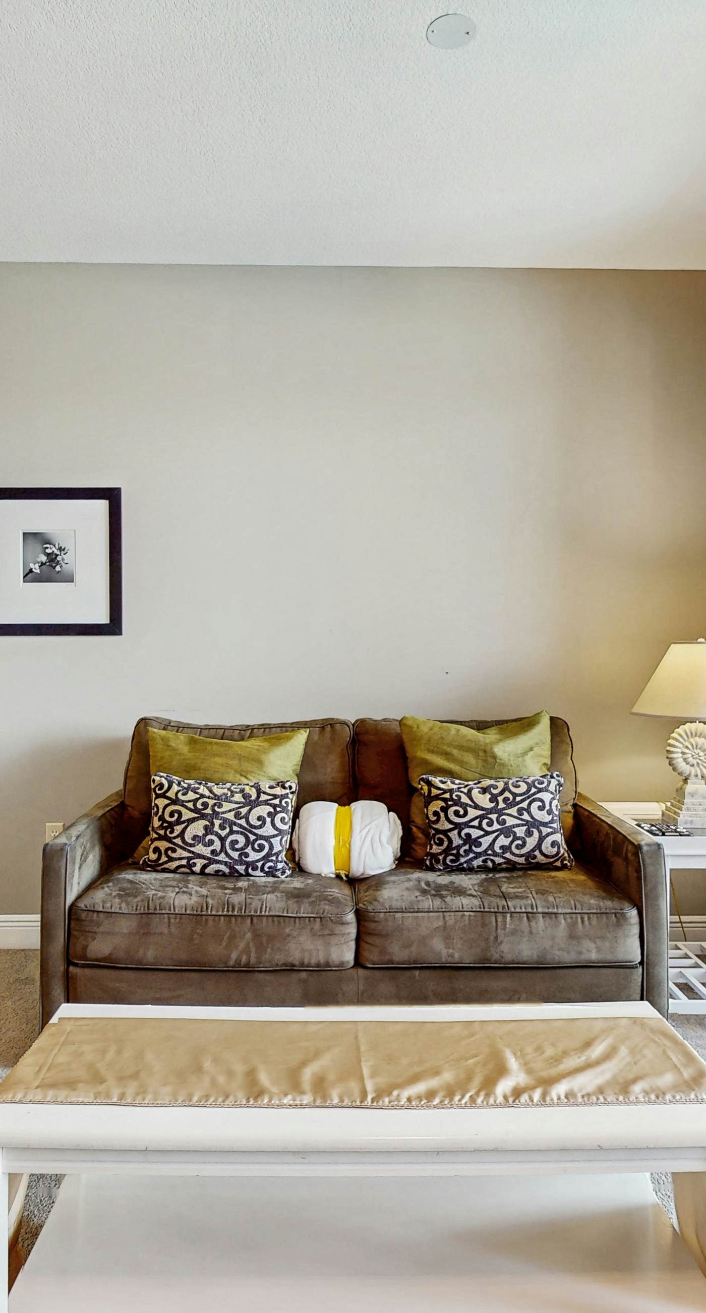 Coastal condo with a scenic balcony, pool, and gym access - W&D & Wifi