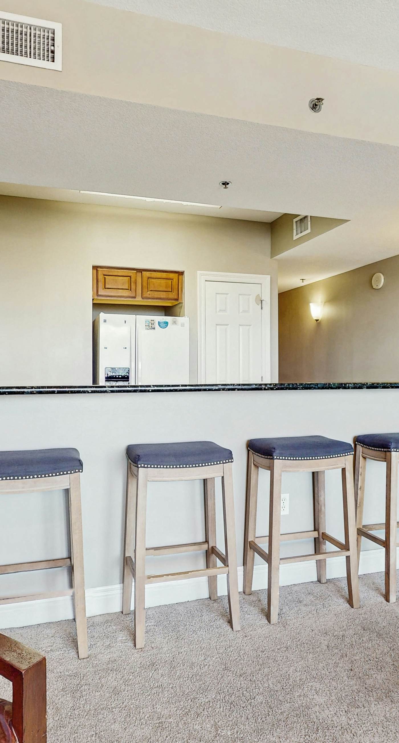 Coastal condo with a scenic balcony, pool, and gym access - W&D & Wifi