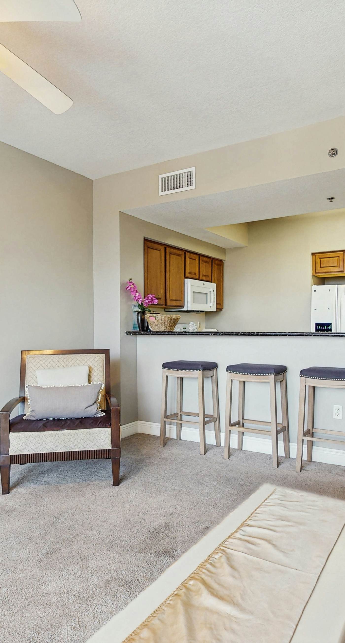 Coastal condo with a scenic balcony, pool, and gym access - W&D & Wifi
