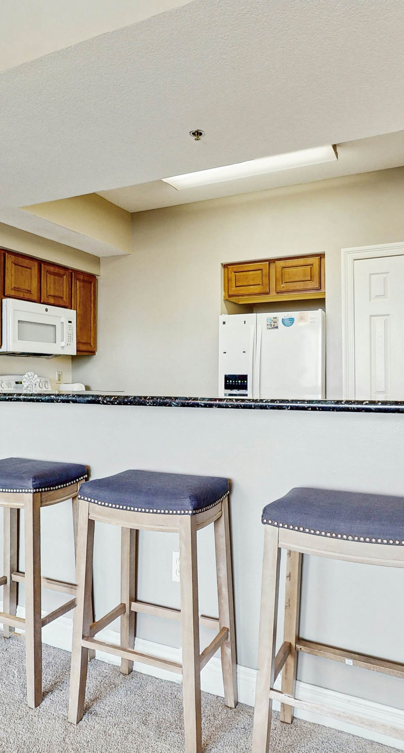 Coastal condo with a scenic balcony, pool, and gym access - W&D & Wifi