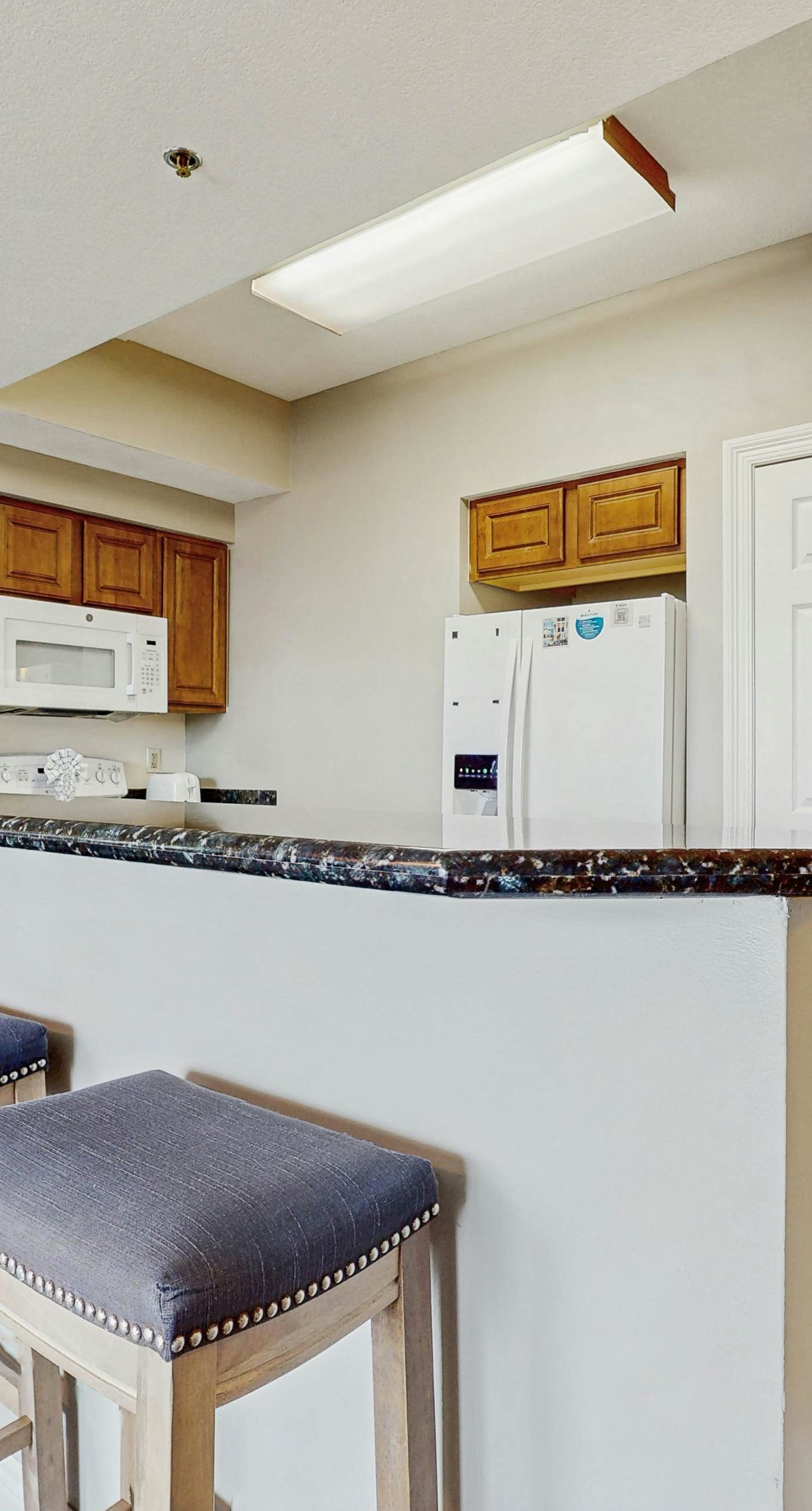 Coastal condo with a scenic balcony, pool, and gym access - W&D & Wifi