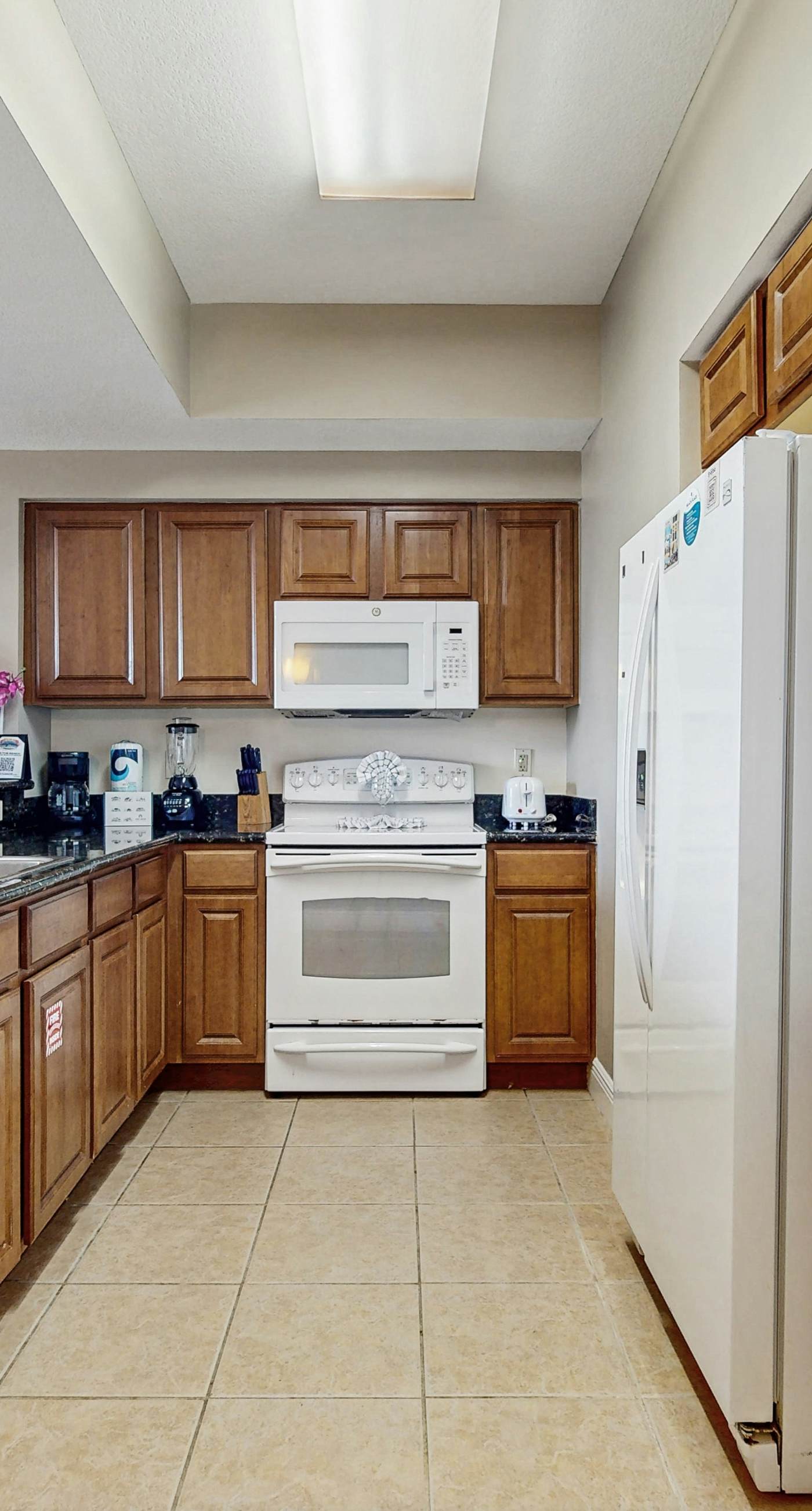 Coastal condo with a scenic balcony, pool, and gym access - W&D & Wifi