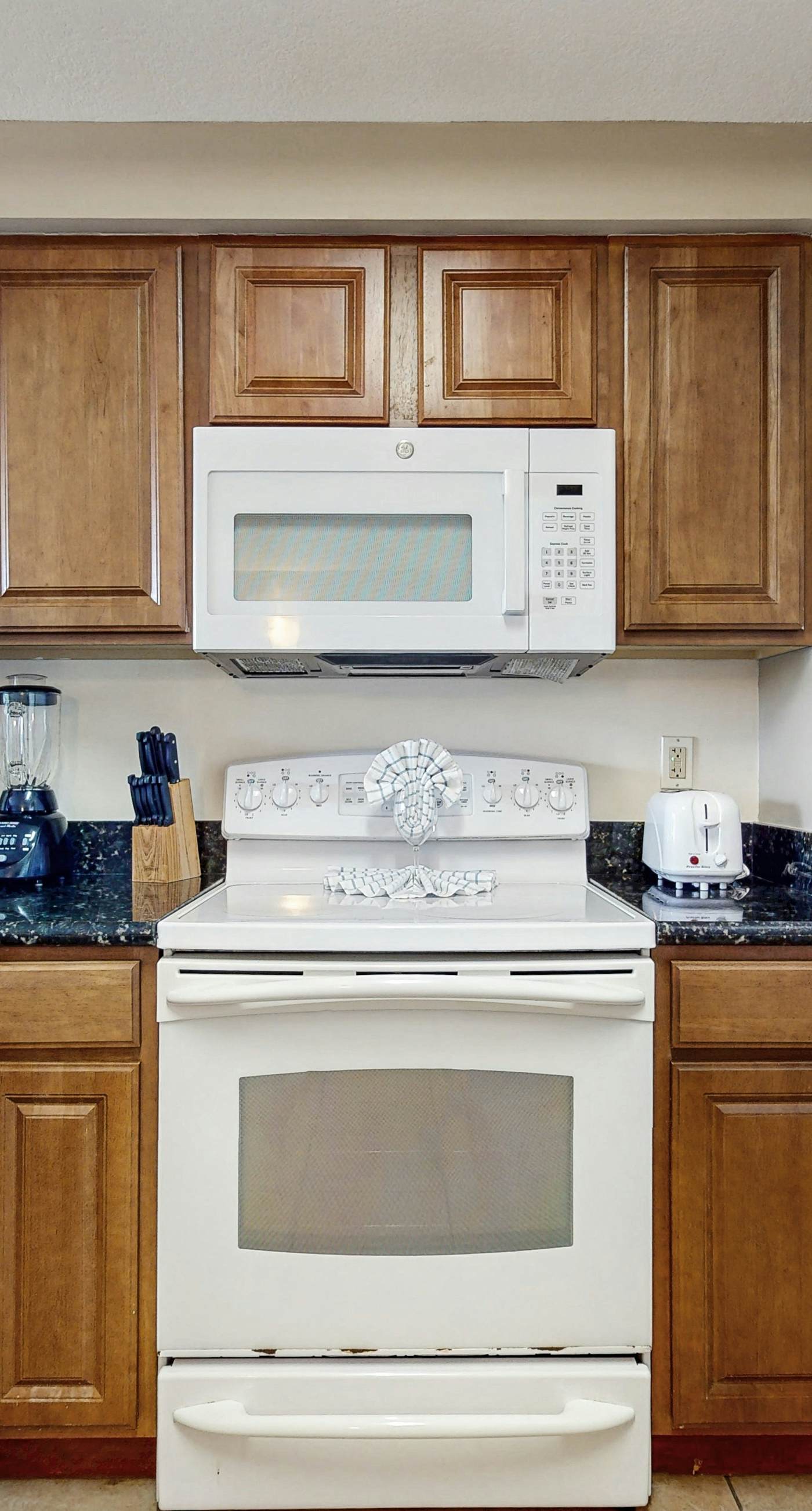 Coastal condo with a scenic balcony, pool, and gym access - W&D & Wifi