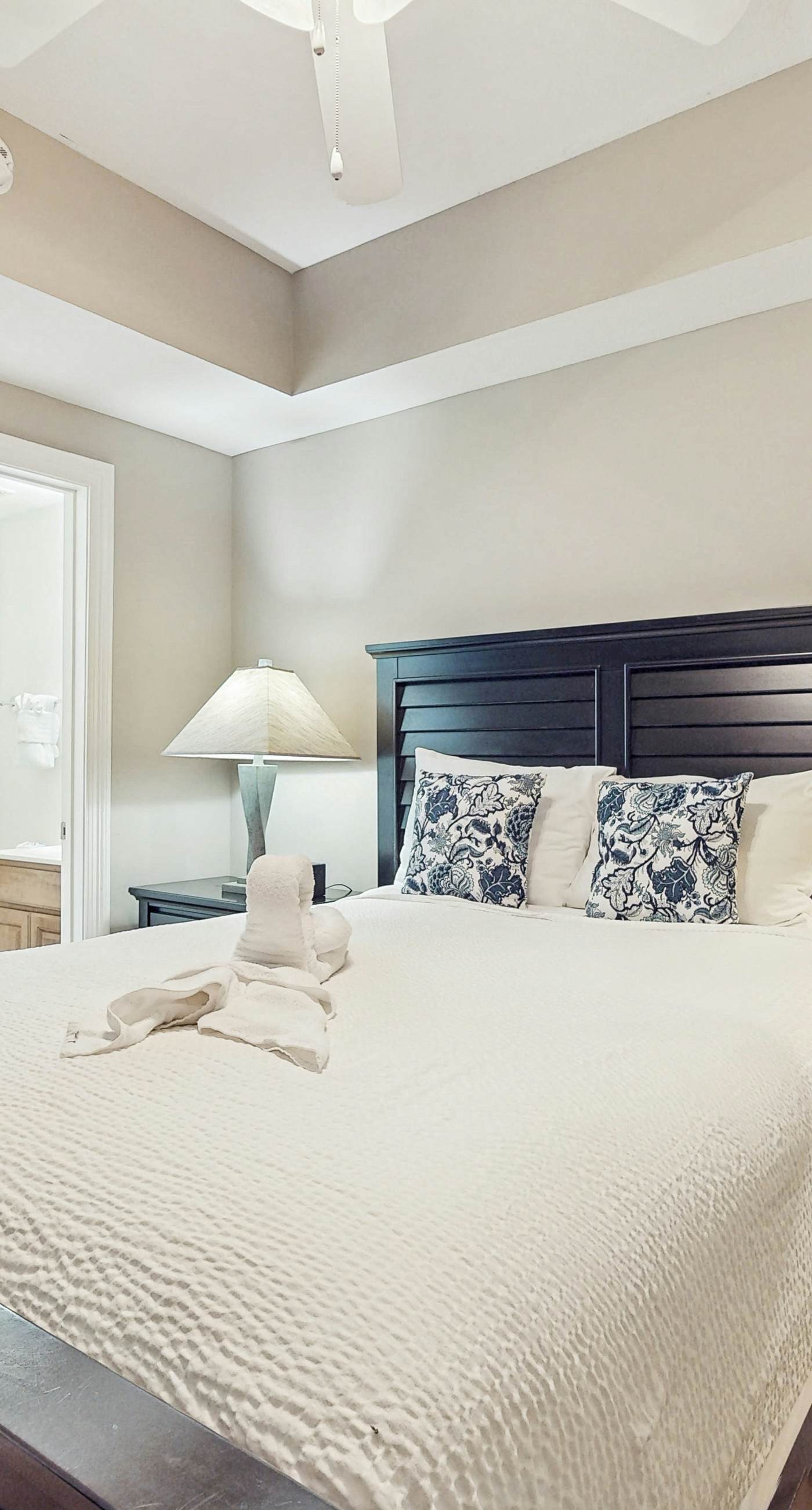 Coastal condo with a scenic balcony, pool, and gym access - W&D & Wifi