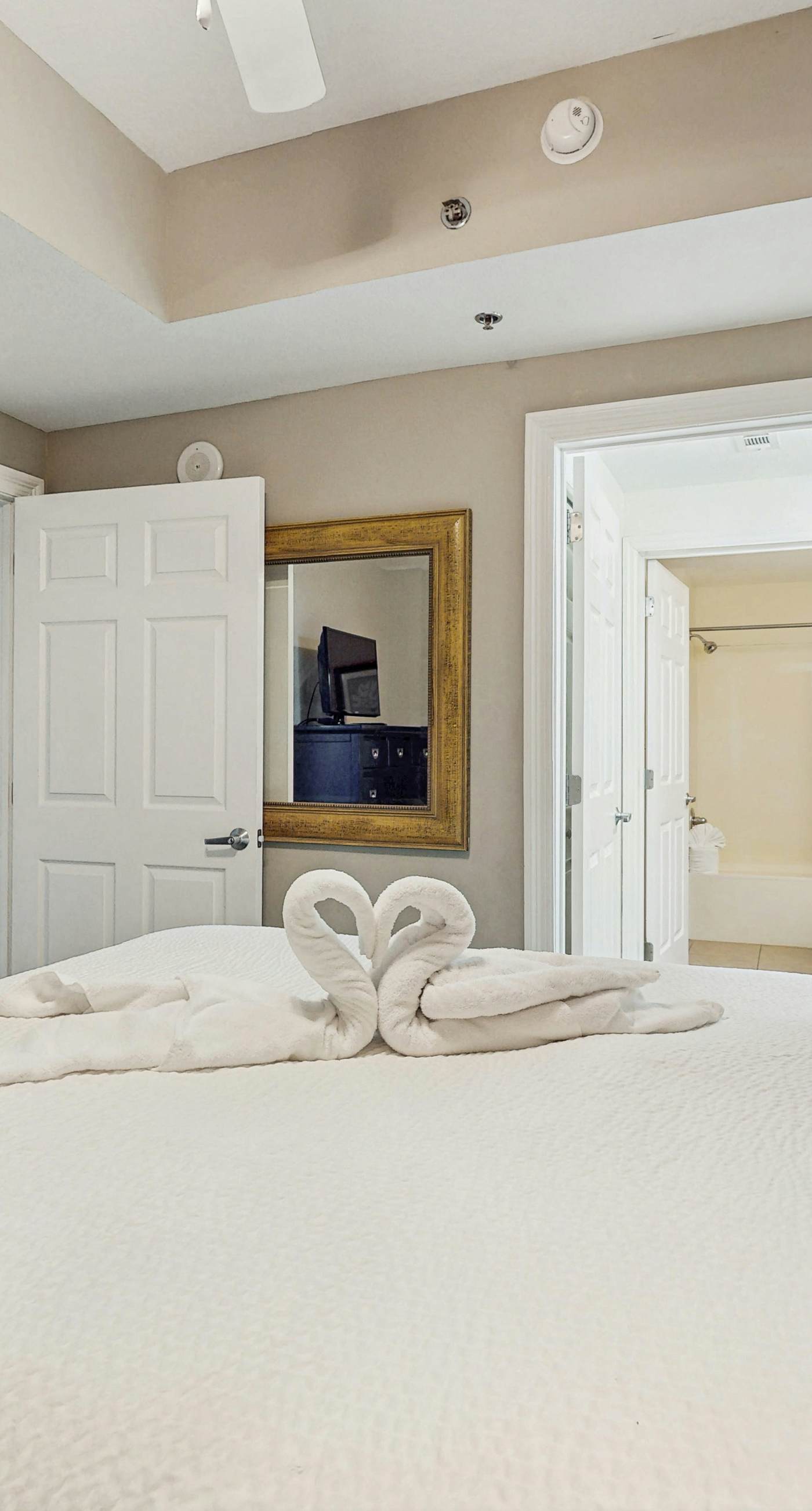 Coastal condo with a scenic balcony, pool, and gym access - W&D & Wifi