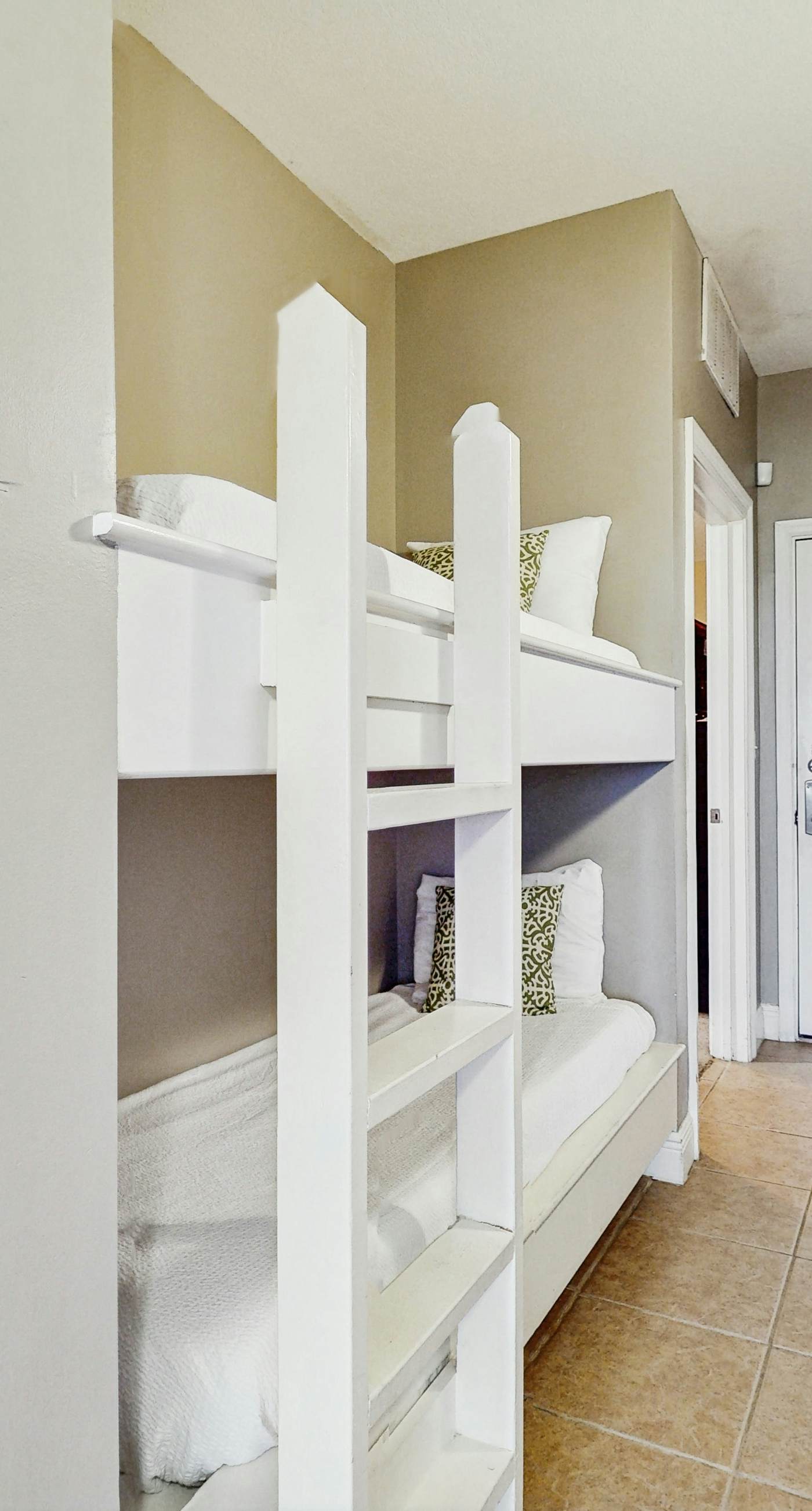 Coastal condo with a scenic balcony, pool, and gym access - W&D & Wifi