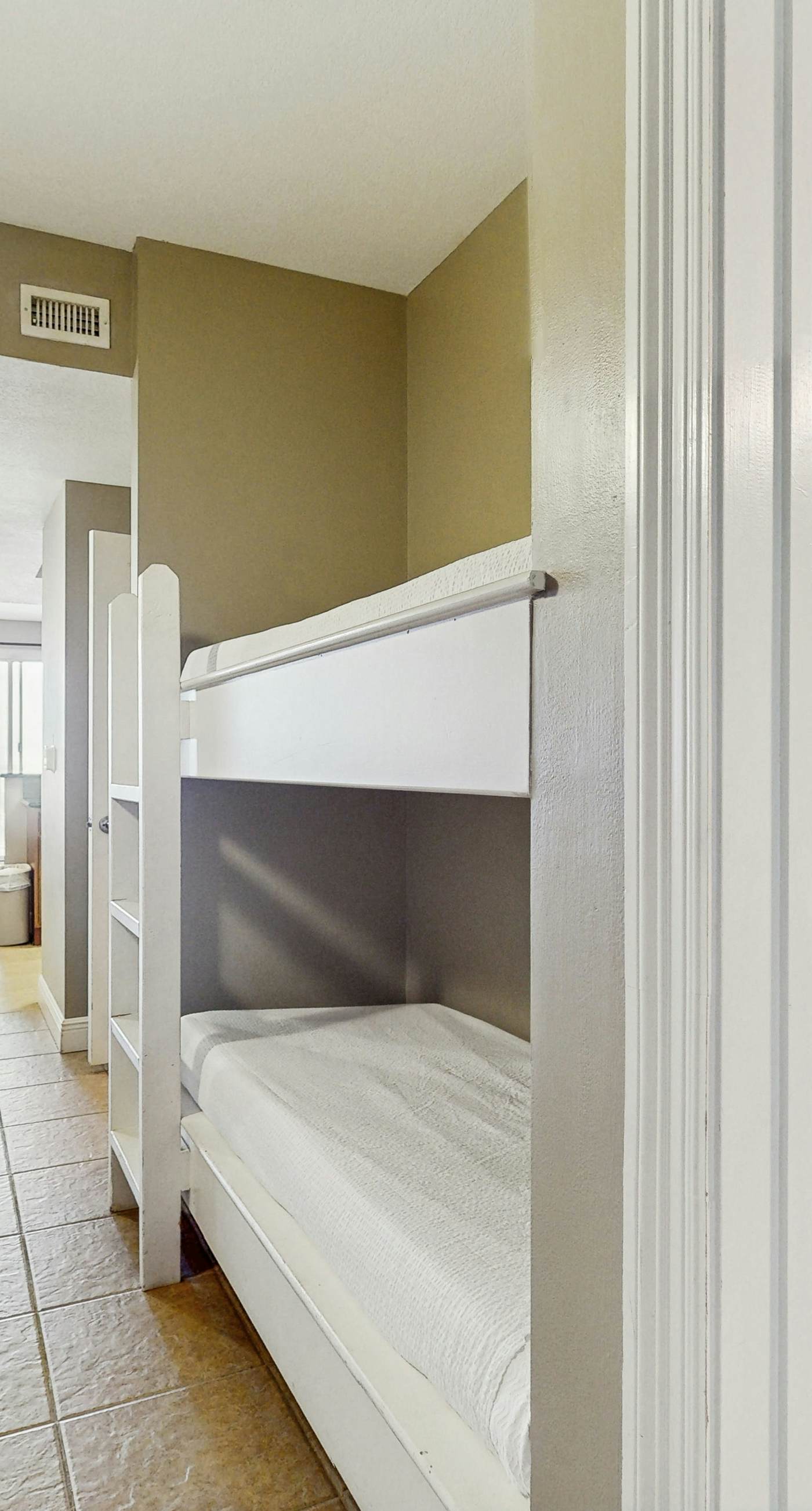 Coastal condo with a scenic balcony, pool, and gym access - W&D & Wifi