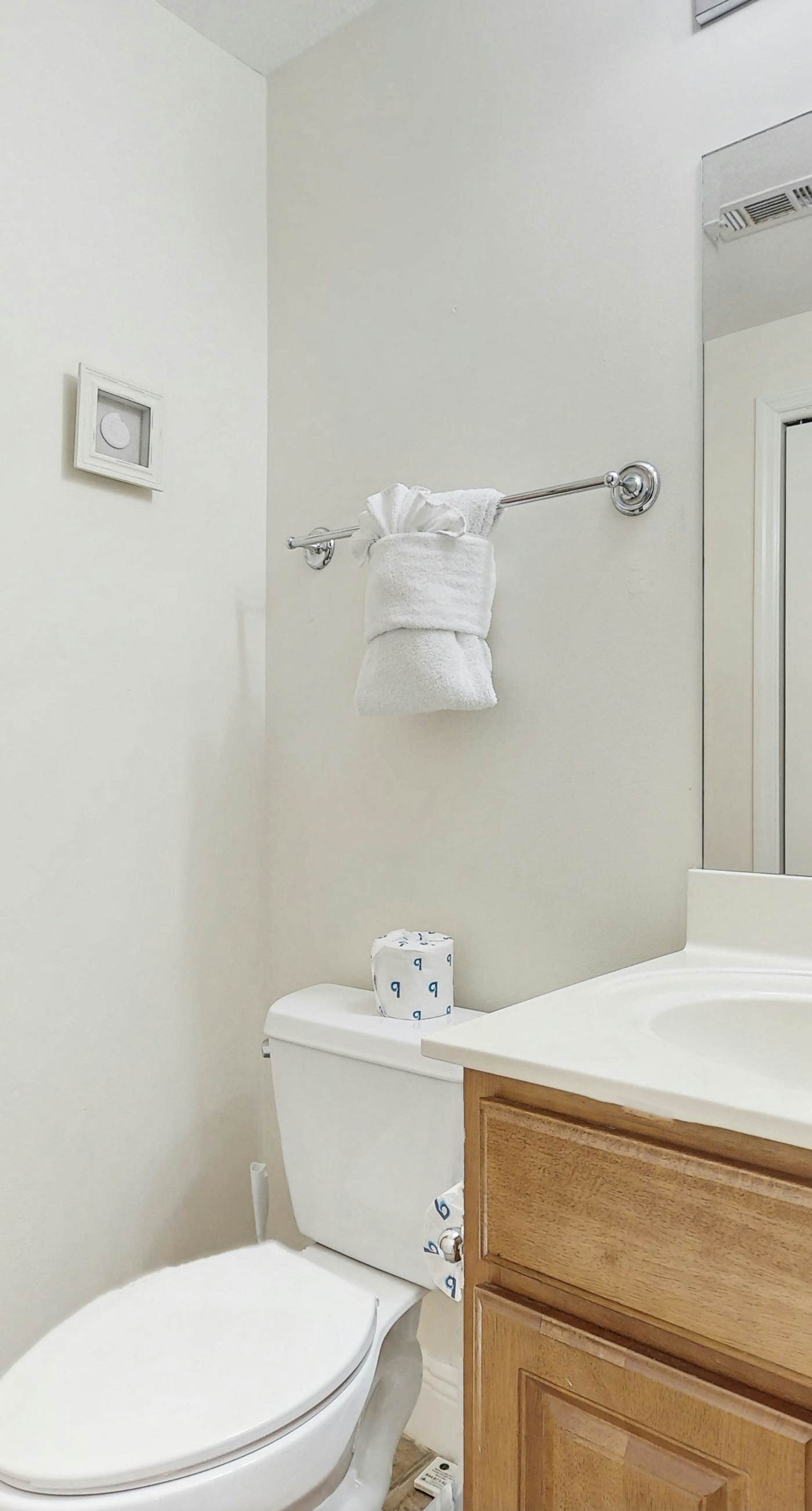 Coastal condo with a scenic balcony, pool, and gym access - W&D & Wifi