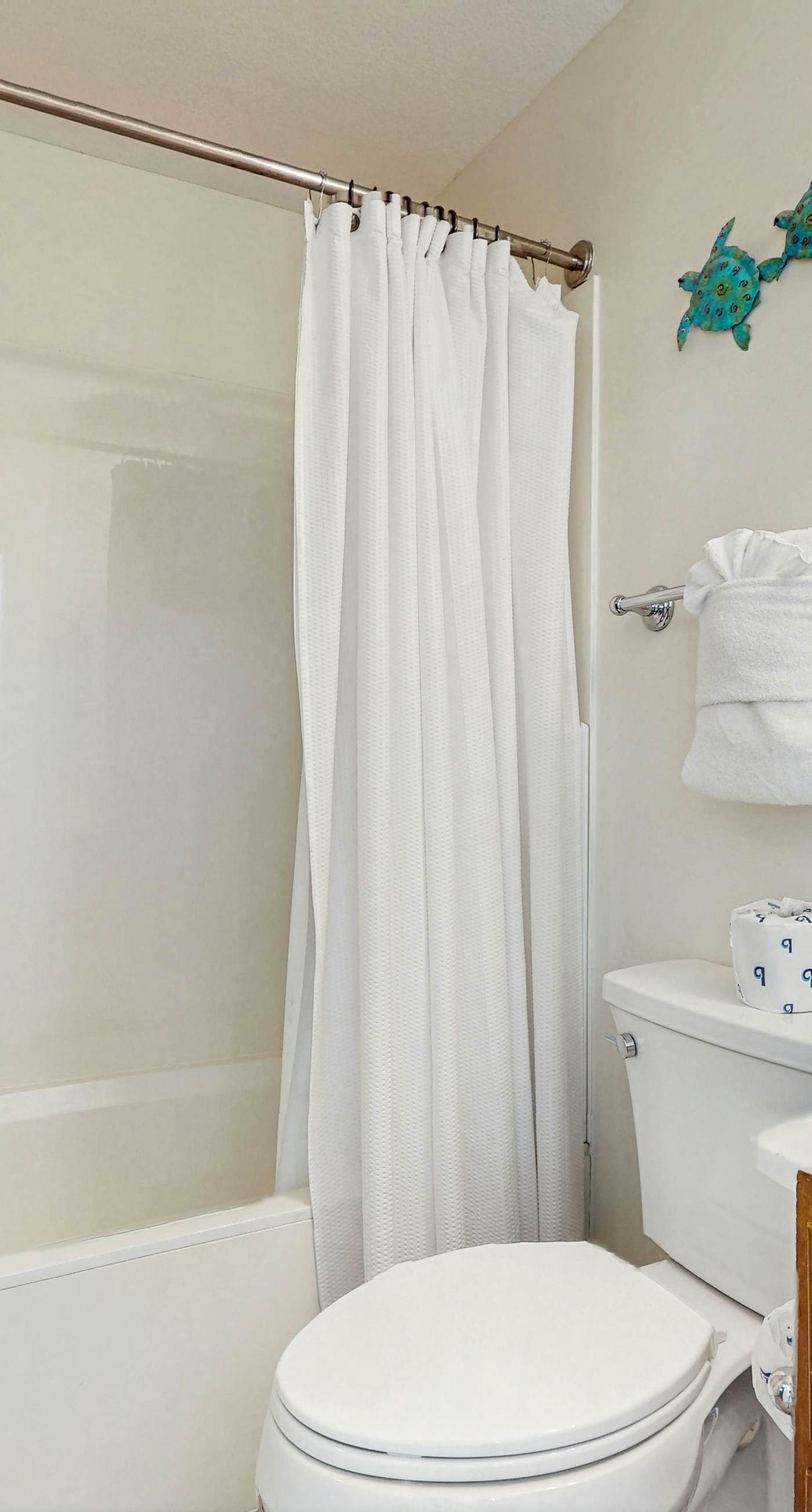 Coastal condo with a scenic balcony, pool, and gym access - W&D & Wifi