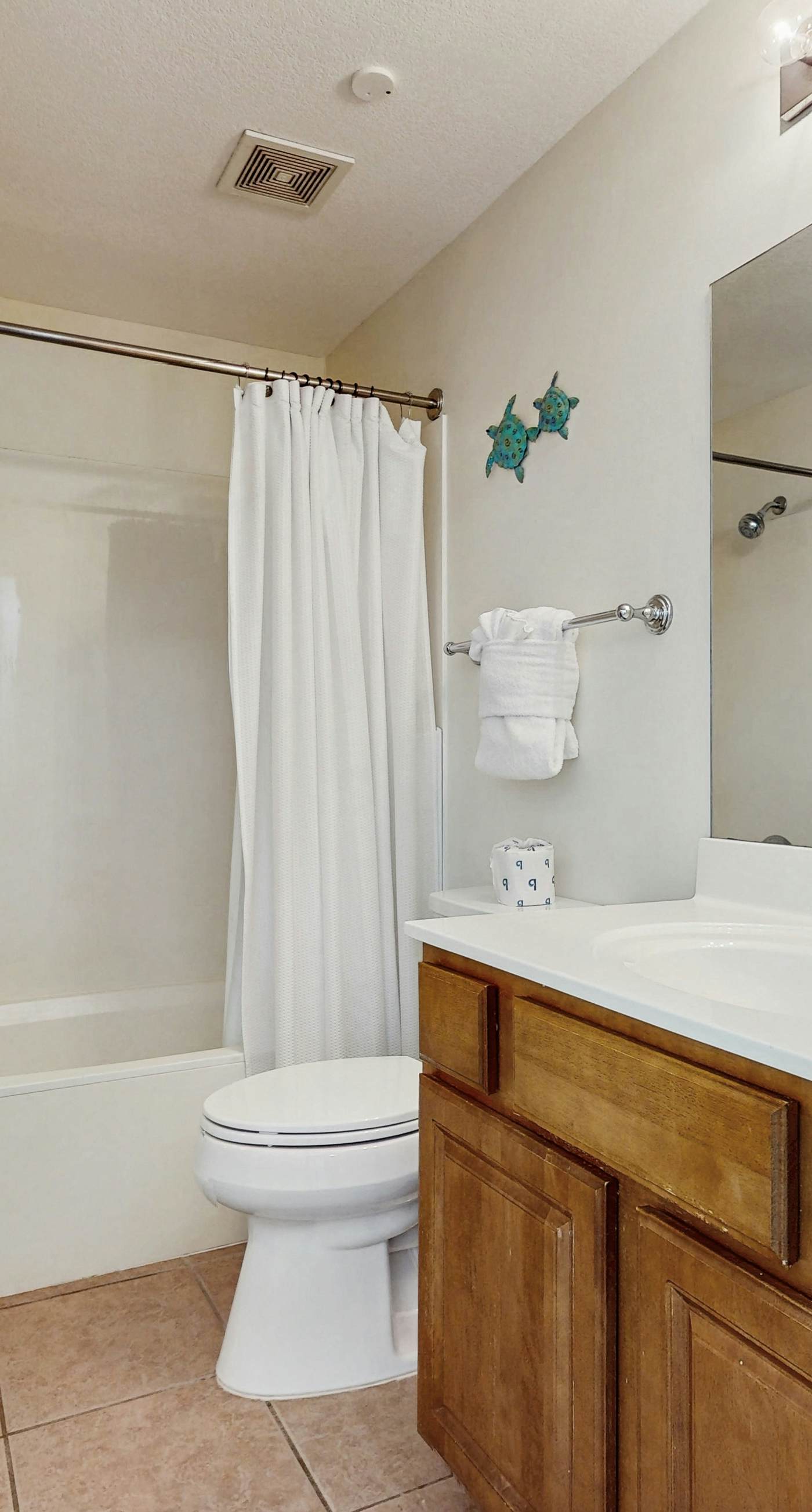 Coastal condo with a scenic balcony, pool, and gym access - W&D & Wifi