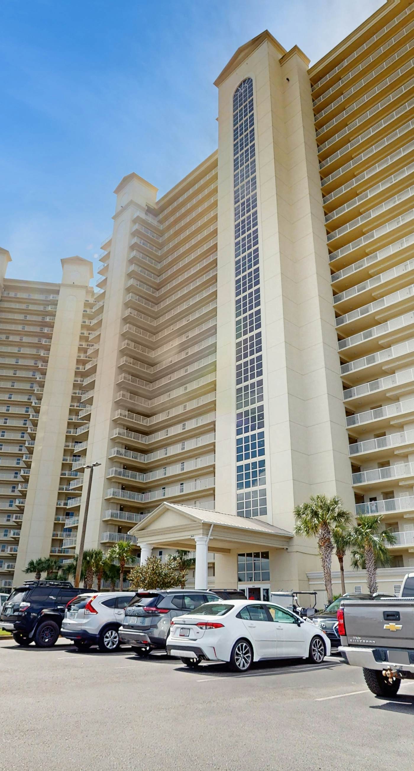 Coastal condo with a scenic balcony, pool, and gym access - W&D & Wifi