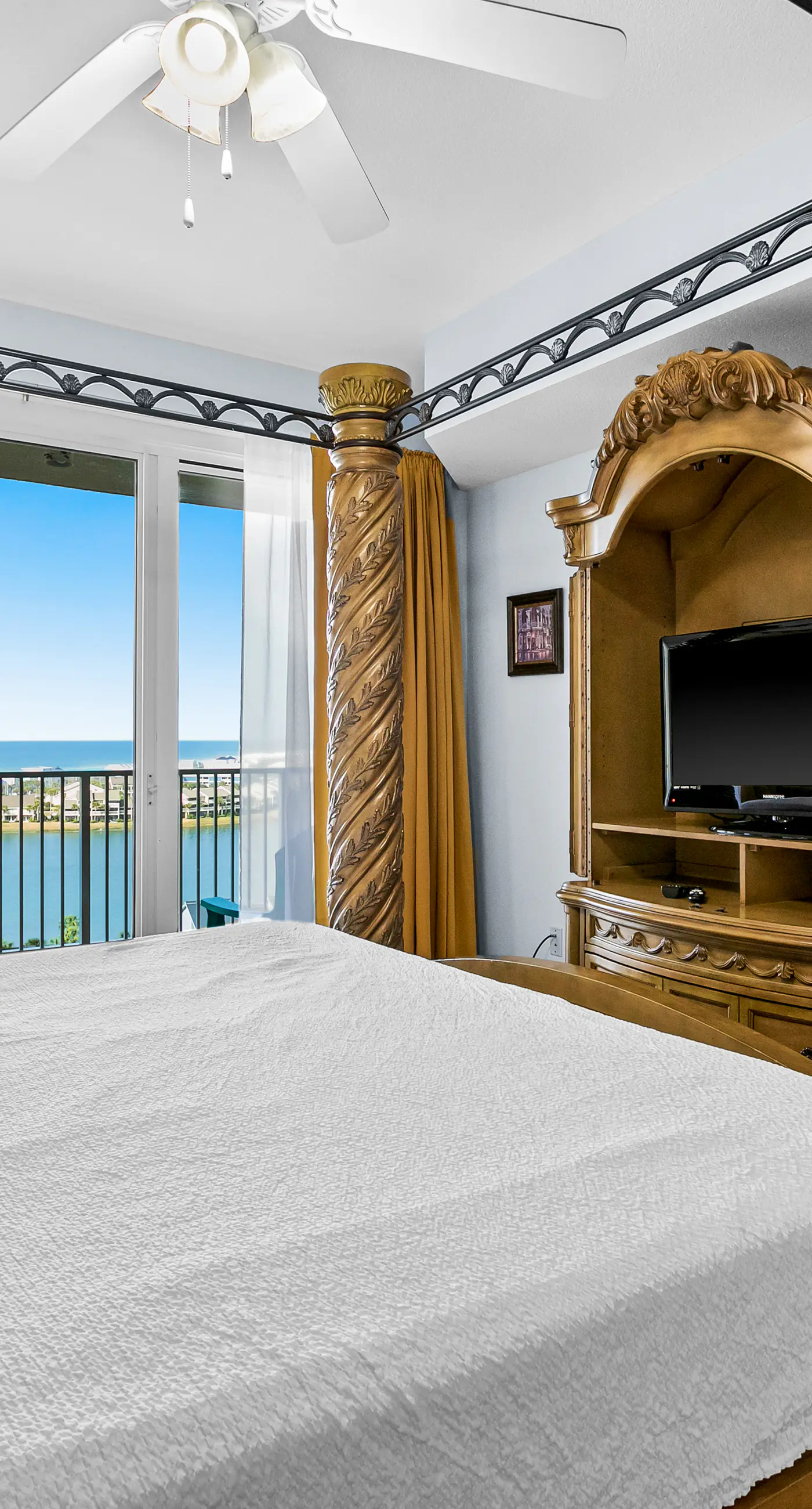 Snowbird-friendly, 11th floor beach condo with balcony, beach views, & shared pool