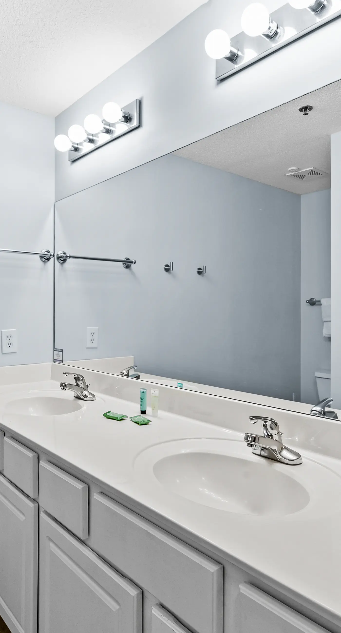 Snowbird-friendly, 11th floor beach condo with balcony, beach views, & shared pool