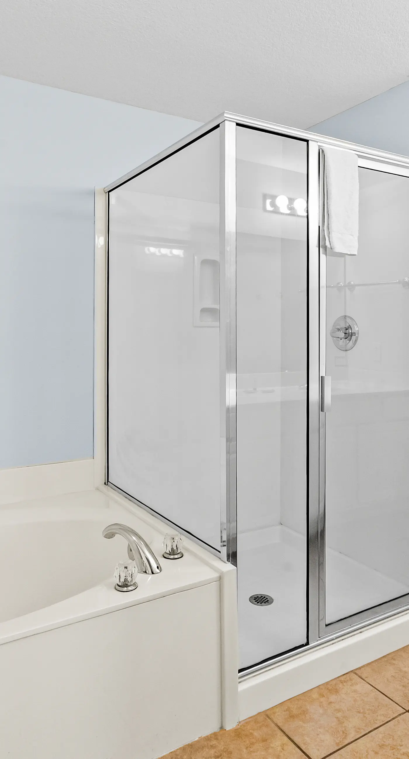 Snowbird-friendly, 11th floor beach condo with balcony, beach views, & shared pool