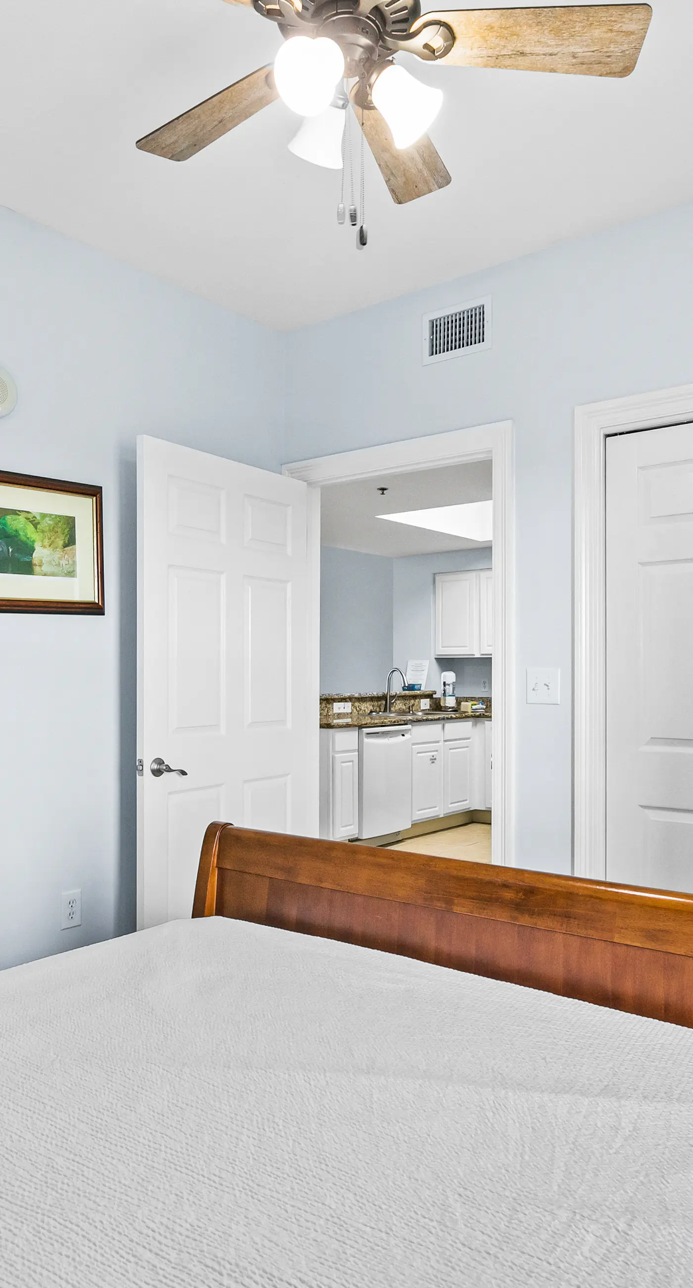 Snowbird-friendly, 11th floor beach condo with balcony, beach views, & shared pool