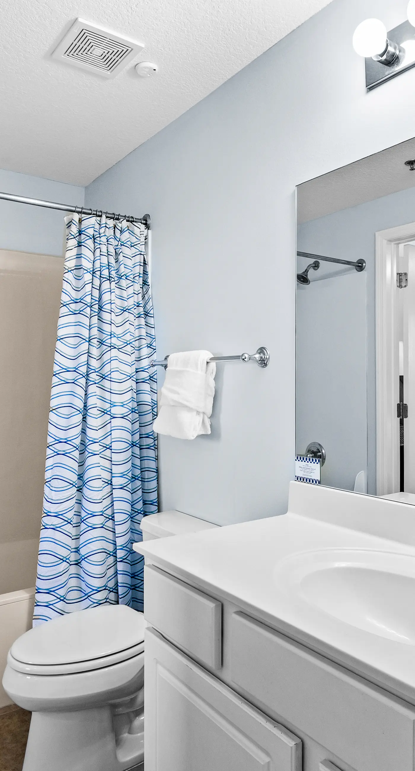 Snowbird-friendly, 11th floor beach condo with balcony, beach views, & shared pool