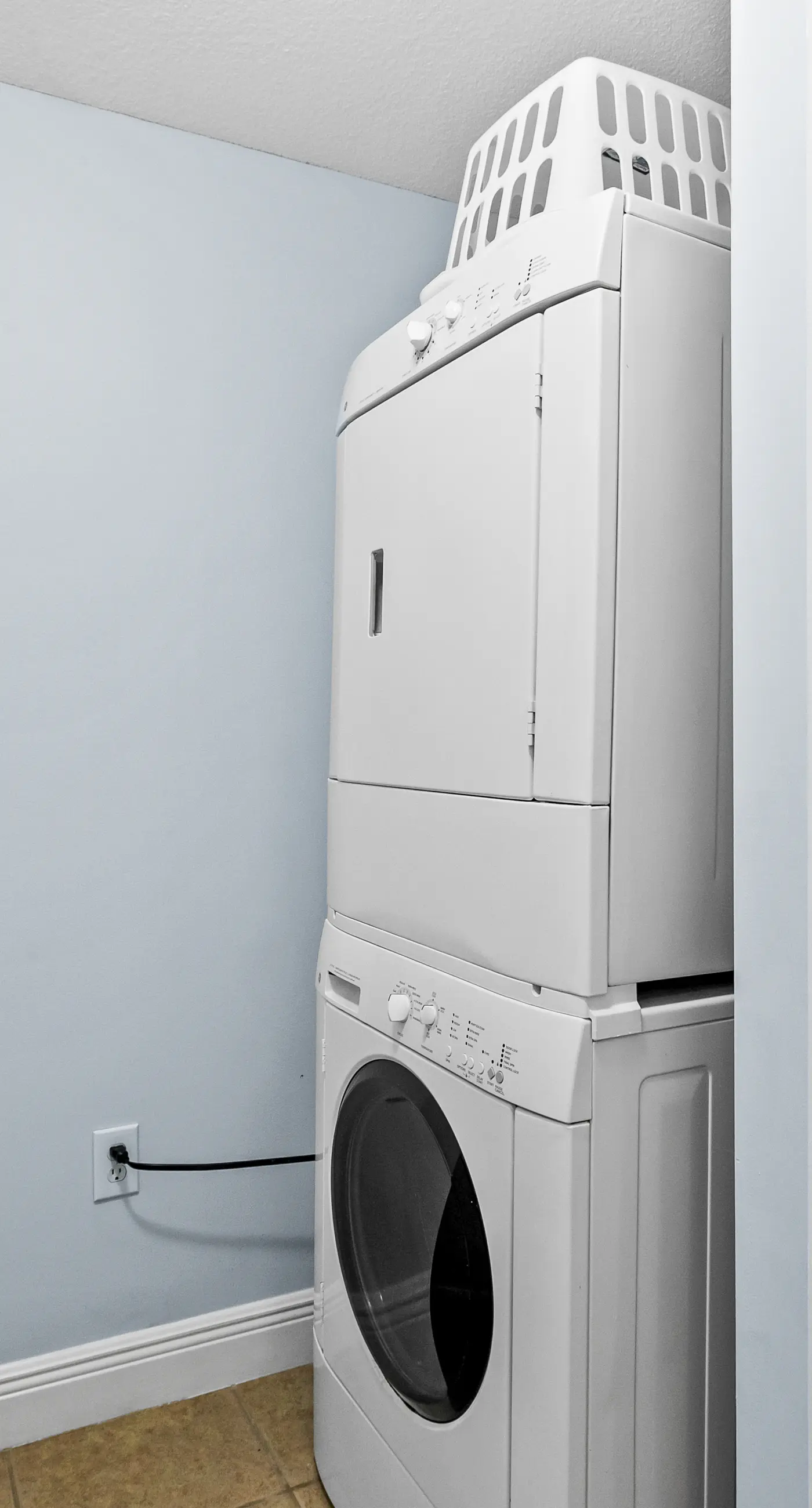 Snowbird-friendly, 11th floor beach condo with balcony, beach views, & shared pool