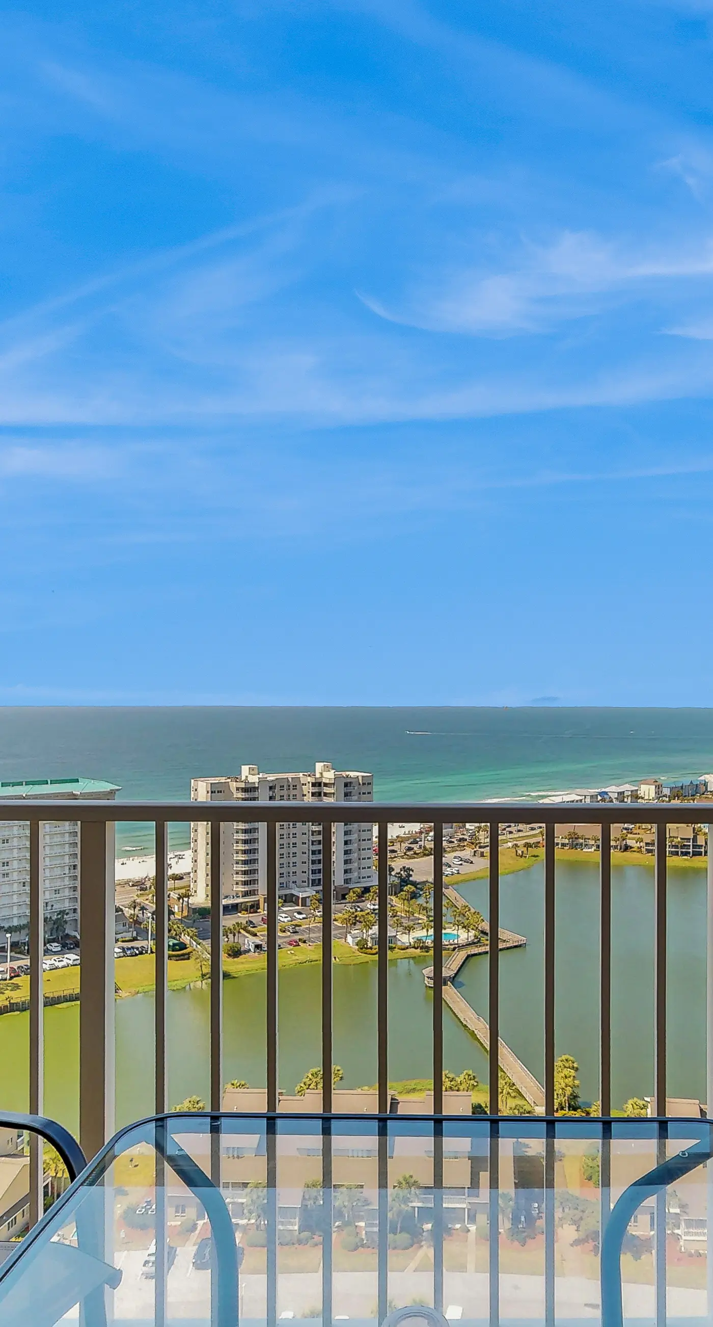 Well-equipped 22nd-floor condo with furnished balcony, beach views, shared pool
