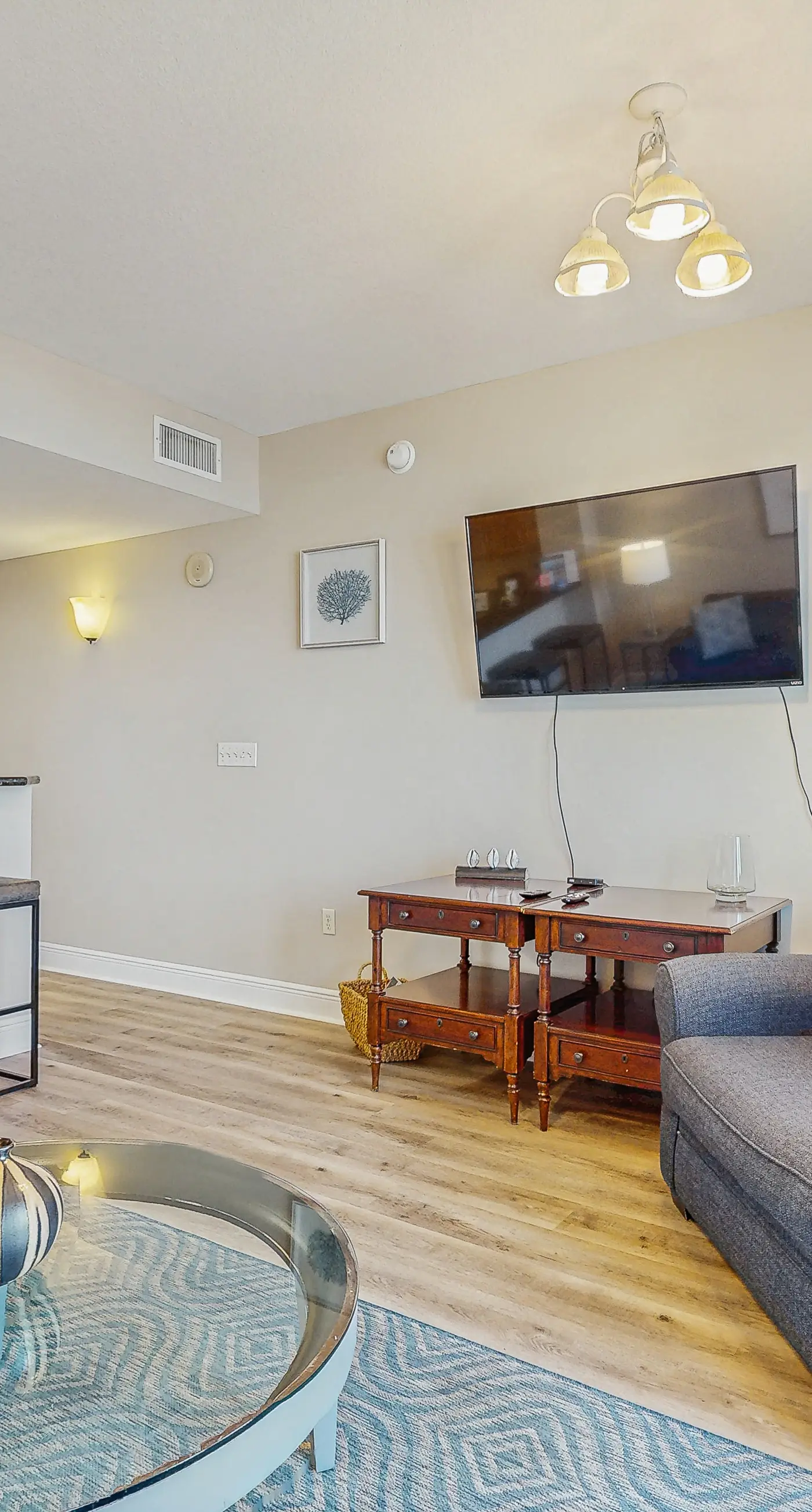 Well-equipped 22nd-floor condo with furnished balcony, beach views, shared pool