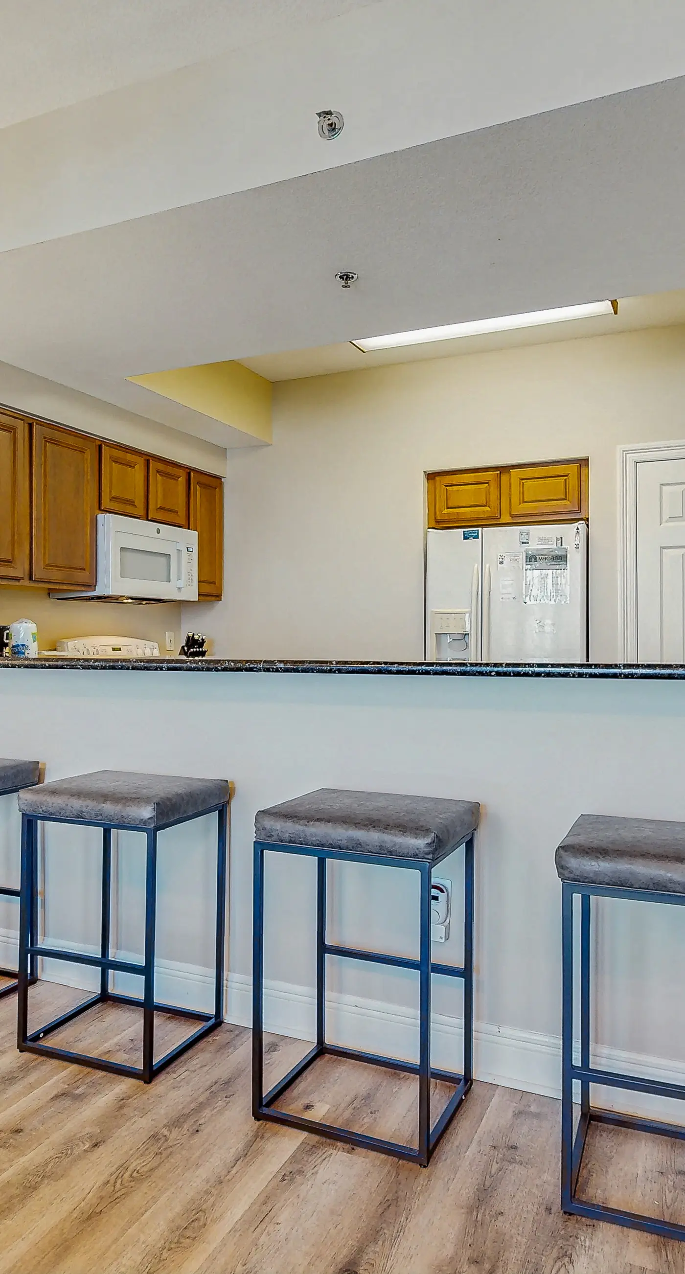 Well-equipped 22nd-floor condo with furnished balcony, beach views, shared pool