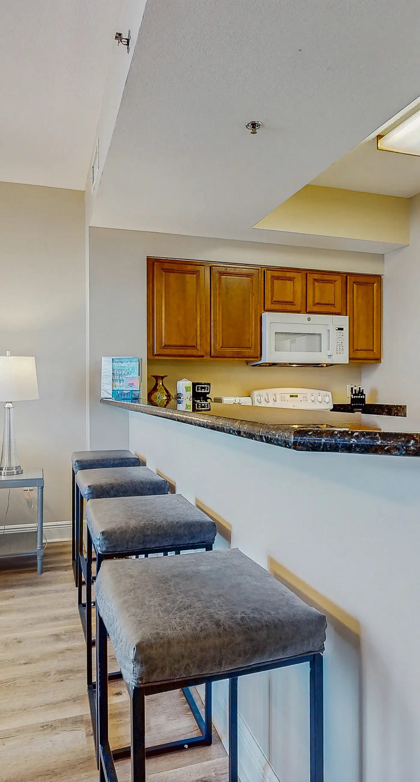 Well-equipped 22nd-floor condo with furnished balcony, beach views, shared pool