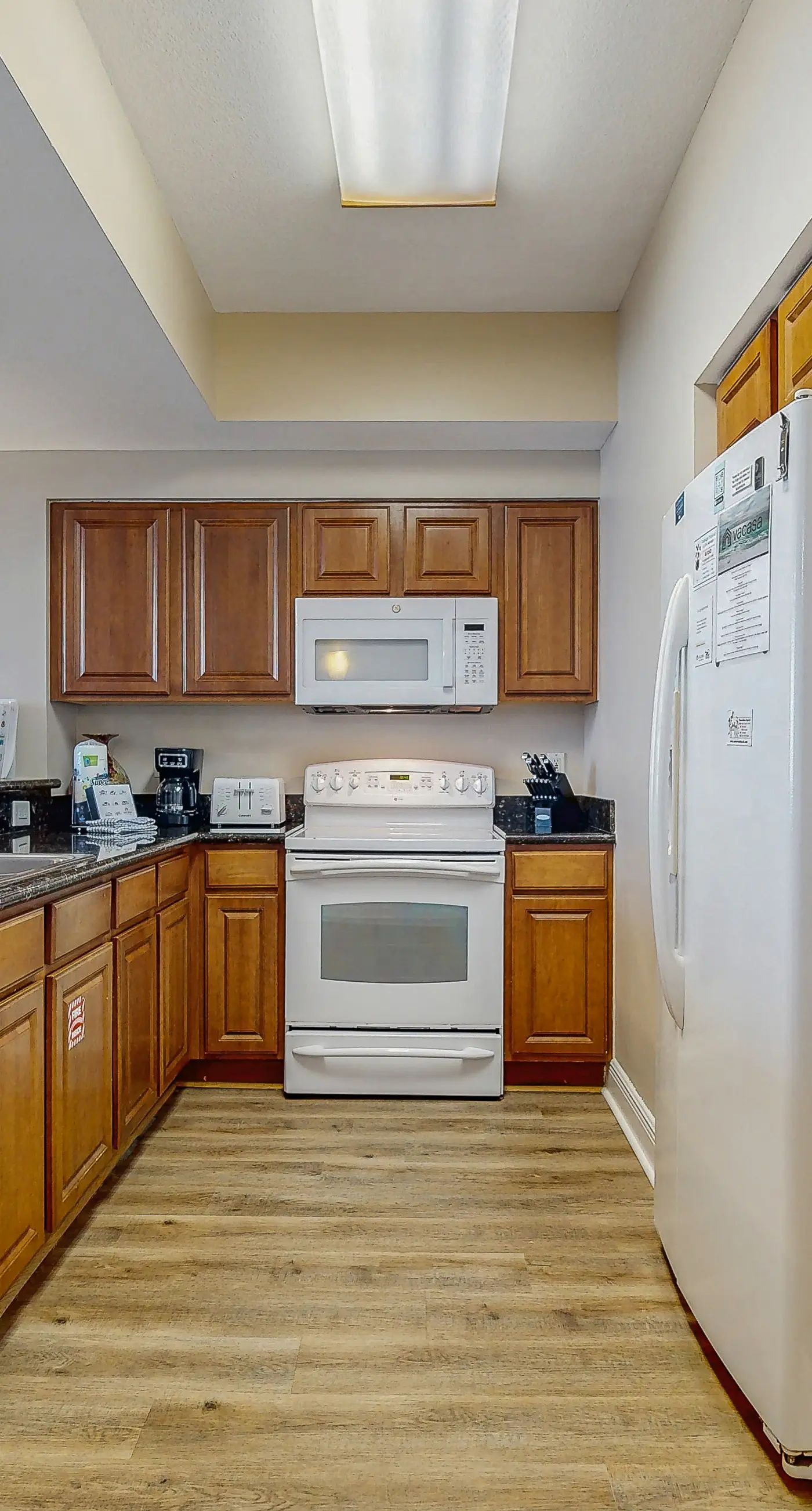 Well-equipped 22nd-floor condo with furnished balcony, beach views, shared pool