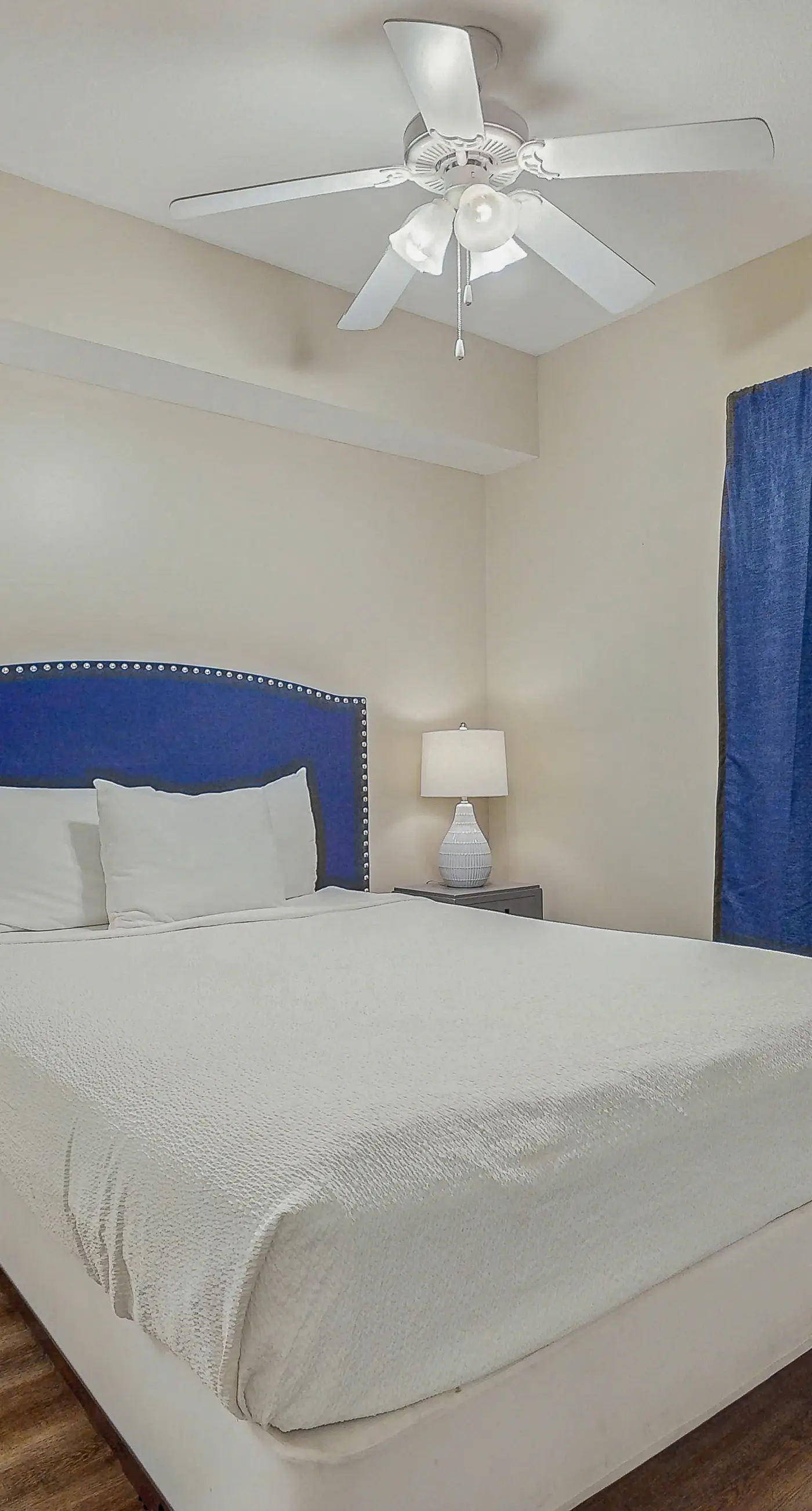 Well-equipped 22nd-floor condo with furnished balcony, beach views, shared pool